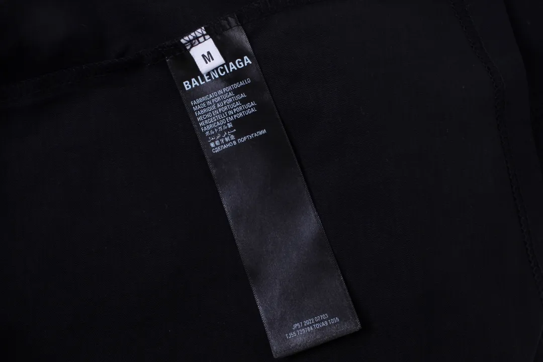 🅿️180 detailed pictures [Top version. Official website quality] BALENCI*GA/Paris BALENCI*GA#2024 latest model, large reverse letter LOGO icon embroidered short-sleeved T-shirt. Brick cabinet synchronization. Genuine products are developed and developed in the first time. Welcome to compare! The fabric is made of Paris ZP custom-woven and dyed 100% cotton double-yarn compact cotton. The weight is 260 grams. The cloth surface is clean. The cloth pattern is clear. It is soft and comfortable. It has good color fastness and is not easy to change color. The threads are woven and dyed with no color difference. The embroidery is done using an imported Tajima embroidery machine, with a three-dimensional effect and clear lines. There are no burrs and miscellaneous threads, and the embroidery is of ultra-high craftsmanship. The version adopts OS loose shoulder design. Same style for men and women. Code: BL223215 Color: Black. White Size: XS to L
