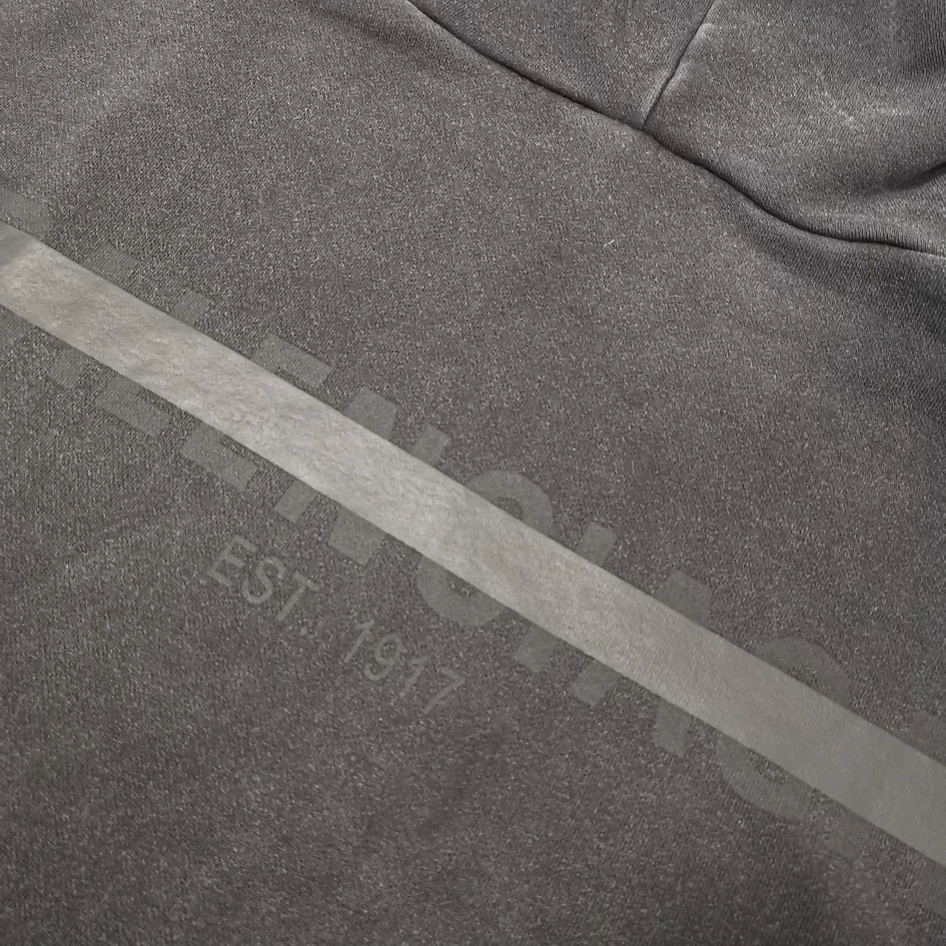Additional details——Spring and autumn BALENCIAGA new tape letter printing male and female couple stars the same style pure cotton hoodie hooded sweatshirt Made of 26-count double-yarn plain weave David's clothing, with a fish pattern bottom weighing 420 grams, 21-count double-yarn flat knitting ribs, the fabric is washed and cut to eliminate lint, 100% cotton resin cap cord, imported loom, custom-woven and dyed fabric, the yarn is 18SJC, custom-dyed threaded cap cord, front and rear webs The board is hand-printed, precision mesh is used to make the stencil, and imported environmentally friendly slurry is scraped. The letters are clearly restored, and the spacing between letters is all in line with the original version. The font size is consistent with the original version, and the comparison code number ratio is increased and enlarged. The letters are strictly aligned, and the spacing ratio and three-dimensional sense are highly restored. The printing has no burrs. Basically, the color difference is minimized to be infinitely close. The printing is transparent and has no burrs. The yarn is made of 18SJC and imported oil-proof treated thread, so there will be no oil stains. The car is an imported car with a silver sword and a knife, which does not eat the cloth and leaves no cloth. The sewing machine needle uses a No. 9 round-head needle, which does not cause any oil stains. The fibers of the fabric are punctured without breaking. The threading density is 3CM/14 needles. It is tight and not loose or sparse. The double-layer stitching of the back collar is firm and tight. The double-chain threading of the shoulders is tight. The hem is tightened. The fabric is full of drape. The pattern is consistent. From the dyeing to the process, the color and positioning are completely matched. Three standards for customized accessories. Size: XS-L Color: Washed Black P:450