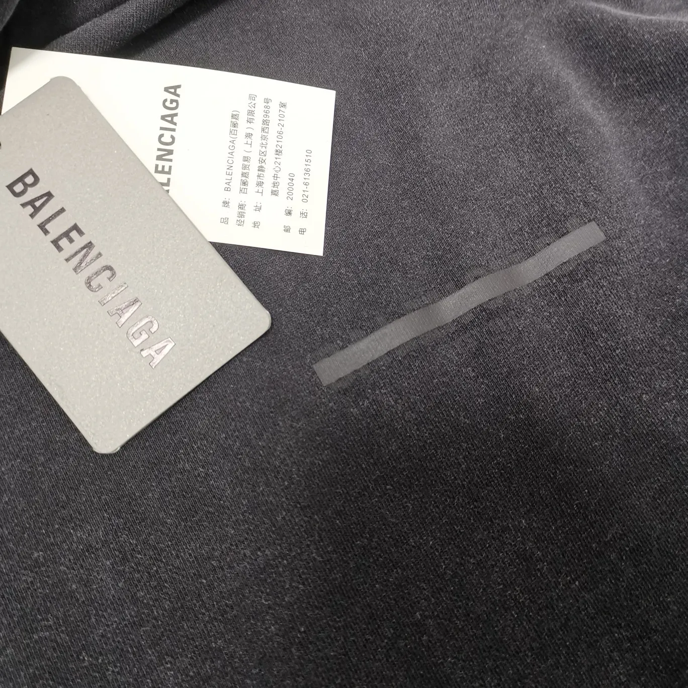Additional details——Spring and autumn BALENCIAGA new tape letter printing male and female couple stars the same style pure cotton hoodie hooded sweatshirt Made of 26-count double-yarn plain weave David's clothing, with a fish pattern bottom weighing 420 grams, 21-count double-yarn flat knitting ribs, the fabric is washed and cut to eliminate lint, 100% cotton resin cap cord, imported loom, custom-woven and dyed fabric, the yarn is 18SJC, custom-dyed threaded cap cord, front and rear webs The board is hand-printed, precision mesh is used to make the stencil, and imported environmentally friendly slurry is scraped. The letters are clearly restored, and the spacing between letters is all in line with the original version. The font size is consistent with the original version, and the comparison code number ratio is increased and enlarged. The letters are strictly aligned, and the spacing ratio and three-dimensional sense are highly restored. The printing has no burrs. Basically, the color difference is minimized to be infinitely close. The printing is transparent and has no burrs. The yarn is made of 18SJC and imported oil-proof treated thread, so there will be no oil stains. The car is an imported car with a silver sword and a knife, which does not eat the cloth and leaves no cloth. The sewing machine needle uses a No. 9 round-head needle, which does not cause any oil stains. The fibers of the fabric are punctured without breaking. The threading density is 3CM/14 needles. It is tight and not loose or sparse. The double-layer stitching of the back collar is firm and tight. The double-chain threading of the shoulders is tight. The hem is tightened. The fabric is full of drape. The pattern is consistent. From the dyeing to the process, the color and positioning are completely matched. Three standards for customized accessories. Size: XS-L Color: Washed Black P:450