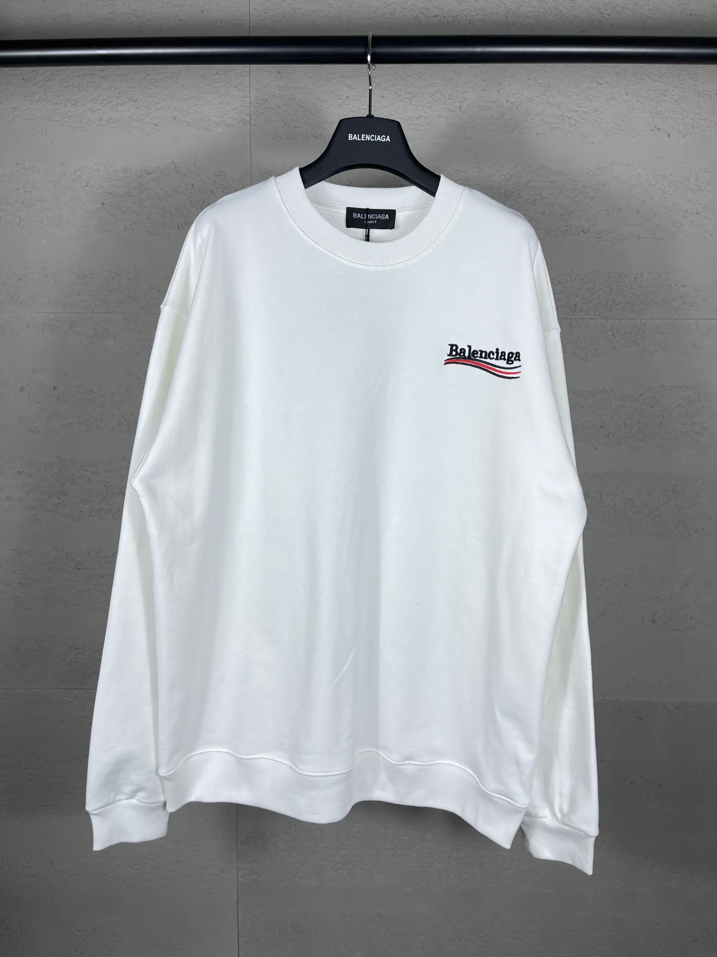 🅿️240 real photos [Top version. Official website quality] BALENCI*GA/Paris #classic style. Coke embroidered round neck sweatshirt. The fabric is made of Paris ZP custom-woven and dyed cotton sweatshirt. The weight is 450 grams. The cloth surface is clean. The cloth pattern is clear, soft and comfortable. The threads are dyed with no color difference. The classic pattern embroidery uses an imported embroidery machine, and the embroidery thread color is embroidered according to the original color. It is produced according to the pictures in the Jubie market. The letters are clear. The three-dimensional effect is strong. The version adopts the OS loose shoulder version. The same style for men and women. Coding: BL235565 Color: black, white, dark gray, blue, off-white Size: XS S M L