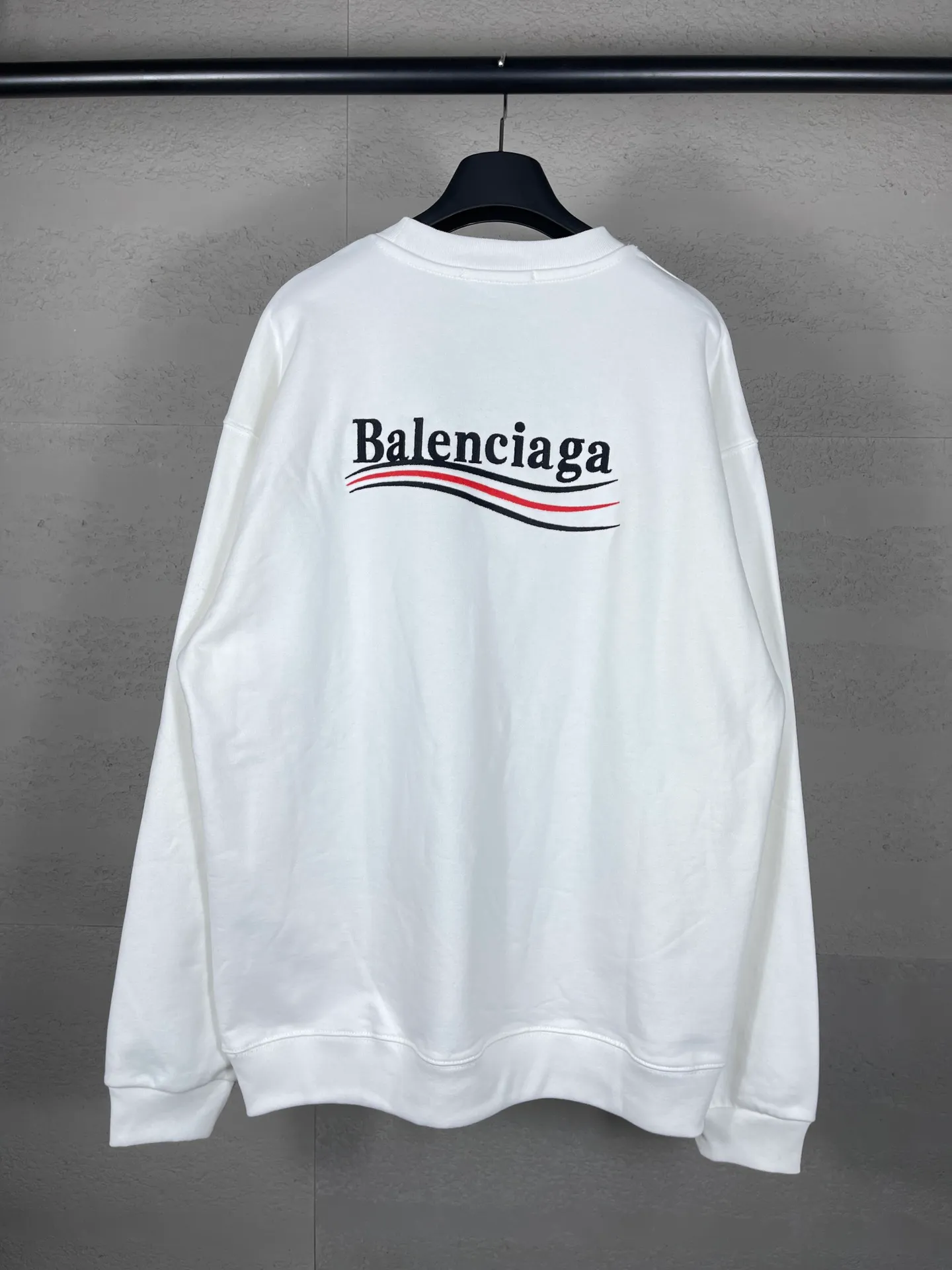 🅿️240 real photos [Top version. Official website quality] BALENCI*GA/Paris #classic style. Coke embroidered round neck sweatshirt. The fabric is made of Paris ZP custom-woven and dyed cotton sweatshirt. The weight is 450 grams. The cloth surface is clean. The cloth pattern is clear, soft and comfortable. The threads are dyed with no color difference. The classic pattern embroidery uses an imported embroidery machine, and the embroidery thread color is embroidered according to the original color. It is produced according to the pictures in the Jubie market. The letters are clear. The three-dimensional effect is strong. The version adopts the OS loose shoulder version. The same style for men and women. Coding: BL235565 Color: black, white, dark gray, blue, off-white Size: XS S M L