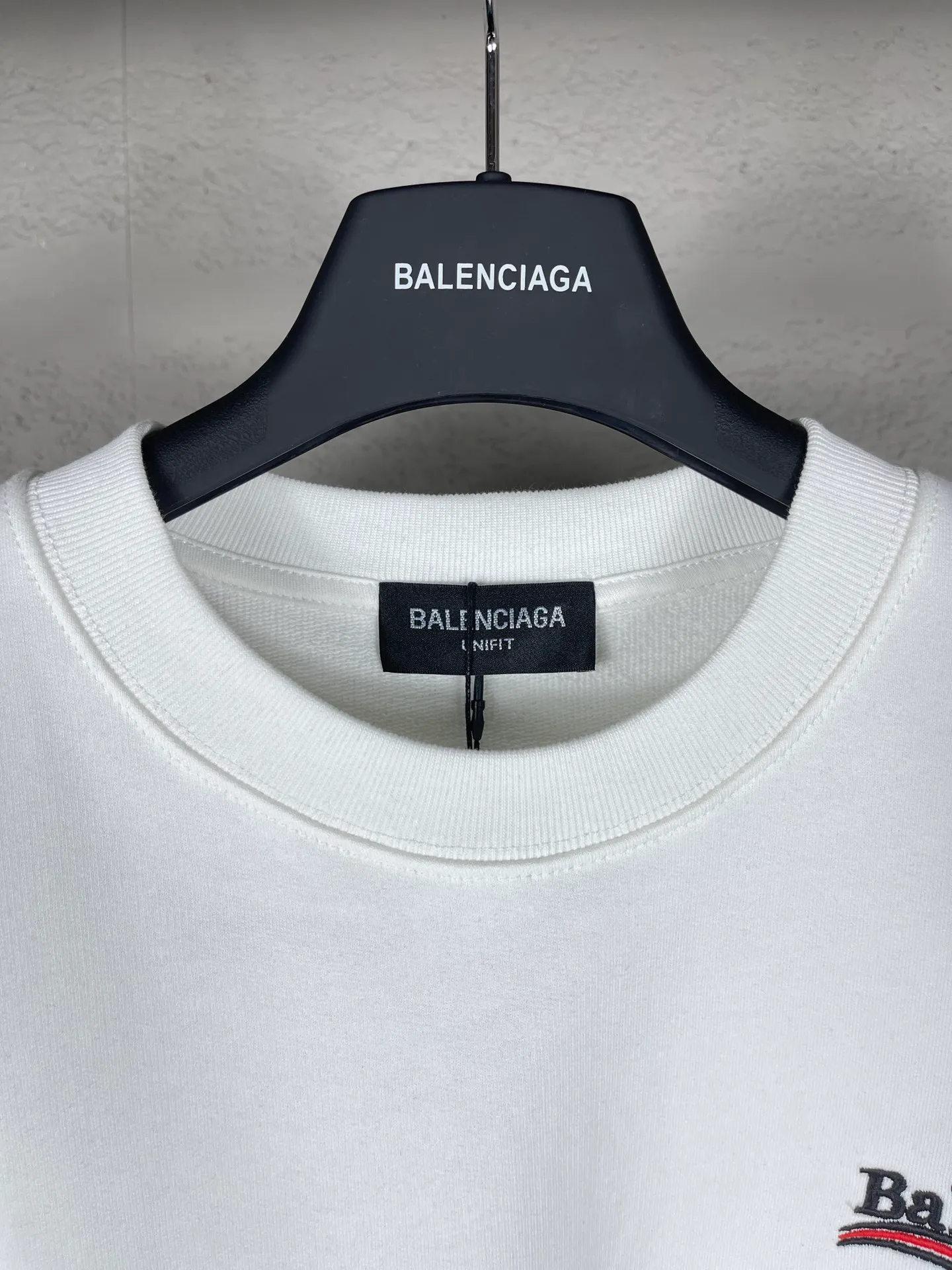 🅿️240 real photos [Top version. Official website quality] BALENCI*GA/Paris #classic style. Coke embroidered round neck sweatshirt. The fabric is made of Paris ZP custom-woven and dyed cotton sweatshirt. The weight is 450 grams. The cloth surface is clean. The cloth pattern is clear, soft and comfortable. The threads are dyed with no color difference. The classic pattern embroidery uses an imported embroidery machine, and the embroidery thread color is embroidered according to the original color. It is produced according to the pictures in the Jubie market. The letters are clear. The three-dimensional effect is strong. The version adopts the OS loose shoulder version. The same style for men and women. Coding: BL235565 Color: black, white, dark gray, blue, off-white Size: XS S M L