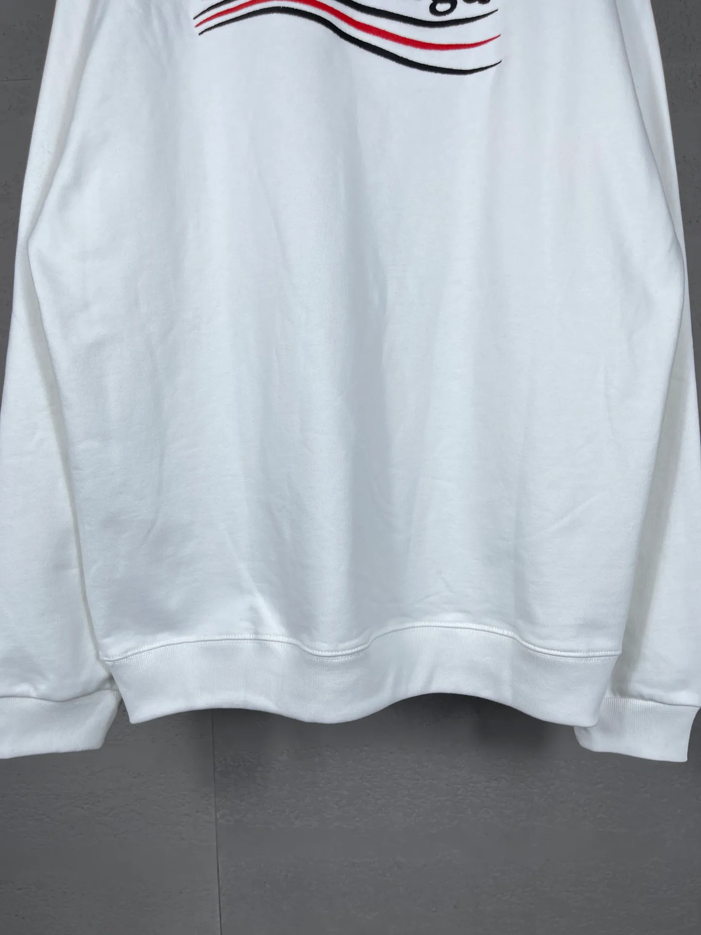 🅿️240 real photos [Top version. Official website quality] BALENCI*GA/Paris #classic style. Coke embroidered round neck sweatshirt. The fabric is made of Paris ZP custom-woven and dyed cotton sweatshirt. The weight is 450 grams. The cloth surface is clean. The cloth pattern is clear, soft and comfortable. The threads are dyed with no color difference. The classic pattern embroidery uses an imported embroidery machine, and the embroidery thread color is embroidered according to the original color. It is produced according to the pictures in the Jubie market. The letters are clear. The three-dimensional effect is strong. The version adopts the OS loose shoulder version. The same style for men and women. Coding: BL235565 Color: black, white, dark gray, blue, off-white Size: XS S M L