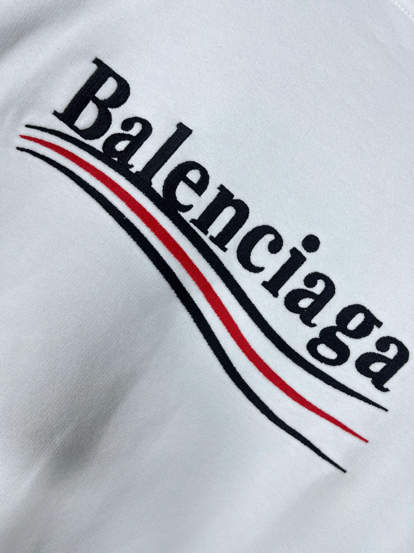 🅿️240 real photos [Top version. Official website quality] BALENCI*GA/Paris #classic style. Coke embroidered round neck sweatshirt. The fabric is made of Paris ZP custom-woven and dyed cotton sweatshirt. The weight is 450 grams. The cloth surface is clean. The cloth pattern is clear, soft and comfortable. The threads are dyed with no color difference. The classic pattern embroidery uses an imported embroidery machine, and the embroidery thread color is embroidered according to the original color. It is produced according to the pictures in the Jubie market. The letters are clear. The three-dimensional effect is strong. The version adopts the OS loose shoulder version. The same style for men and women. Coding: BL235565 Color: black, white, dark gray, blue, off-white Size: XS S M L