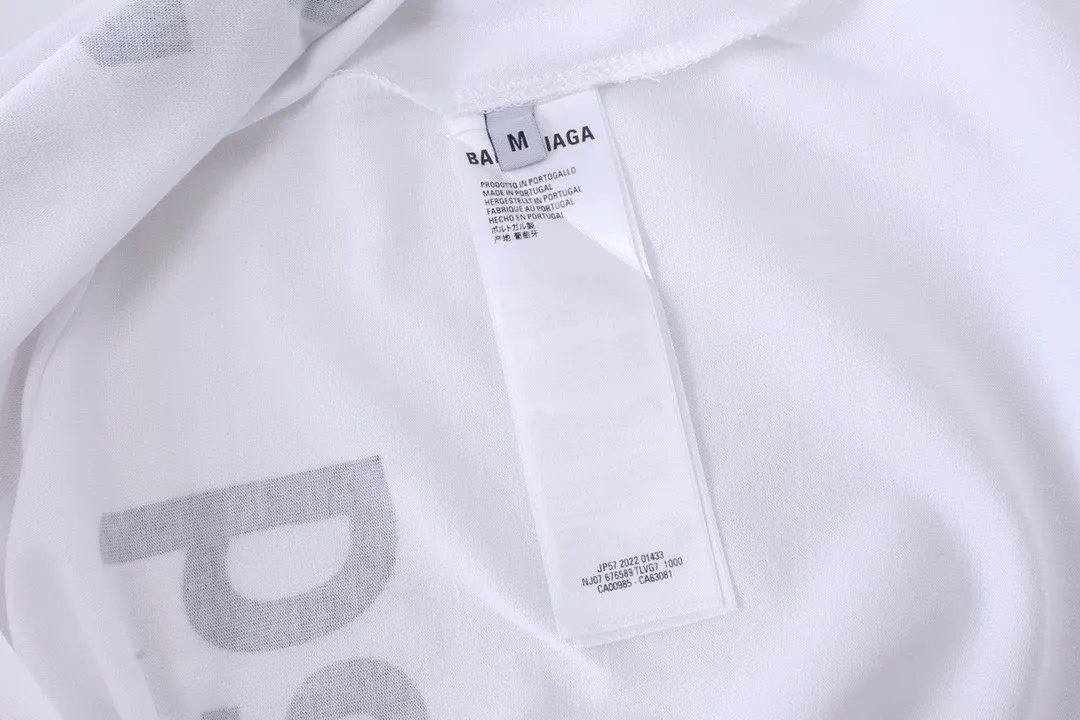 🅿️220 real photos [Top version. Official website quality] BALENCI*GA/Paris BALENCI*GA#2024 latest model, multiple LoGO classic prints, collar embroidery, ready-to-wear worn long-sleeved T-shirts. Brick cabinet synchronization. Genuine products are developed and developed in the first time. Welcome to compare! Notice! ️The authentic product is worn and worn throughout. The fabric is made of Paris ZP custom-woven and dyed 100% cotton with double yarns and compact cotton. The weight is 260 grams. The cloth surface is clean. The cloth pattern is clear. It is soft and comfortable. It has good color fastness and is not easy to change color. The threads are woven and dyed with no color difference. The printing is done by computer direct printing, and the rib embroidery on the front collar has a three-dimensional effect. The garment is distressed and worn, with ultra-high craftsmanship. The version adopts the OS loose shoulder style. Same style for men and women. Coding: BL225011 Color: white, dark gray blue Size: XS S M L