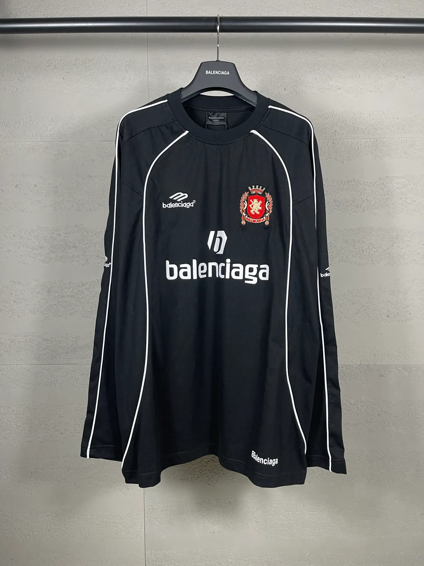 🅿️300 real photos [Top version. Official website quality] BALENCI*GA/Paris new model. Co-branded football sportswear LOGO embroidered printed long-sleeved T-shirt # The whole piece of clothing is stitched with multiple stitching edges. The craftsmanship is extremely complex and the market currency is very different. Welcome to compare 🆚. The fabric is made of Paris ZP custom-woven and dyed cotton double yarn. Weighing 260 grams, the cloth surface is clean. The cloth pattern is clear, soft and comfortable. The threads are dyed with no color difference. The classic pattern embroidery is embroidered by Tajima imported embroidery machine, and the printing uses imported glue. The letters are clear, three-dimensional and without burrs. Jubie market produces pictures based on pictures. Welcome to compare. The version adopts OS loose shoulder design. Same style for men and women. Code: BL225036 Color: black, white, pink, red, fluorescent yellow Size: XS S M L