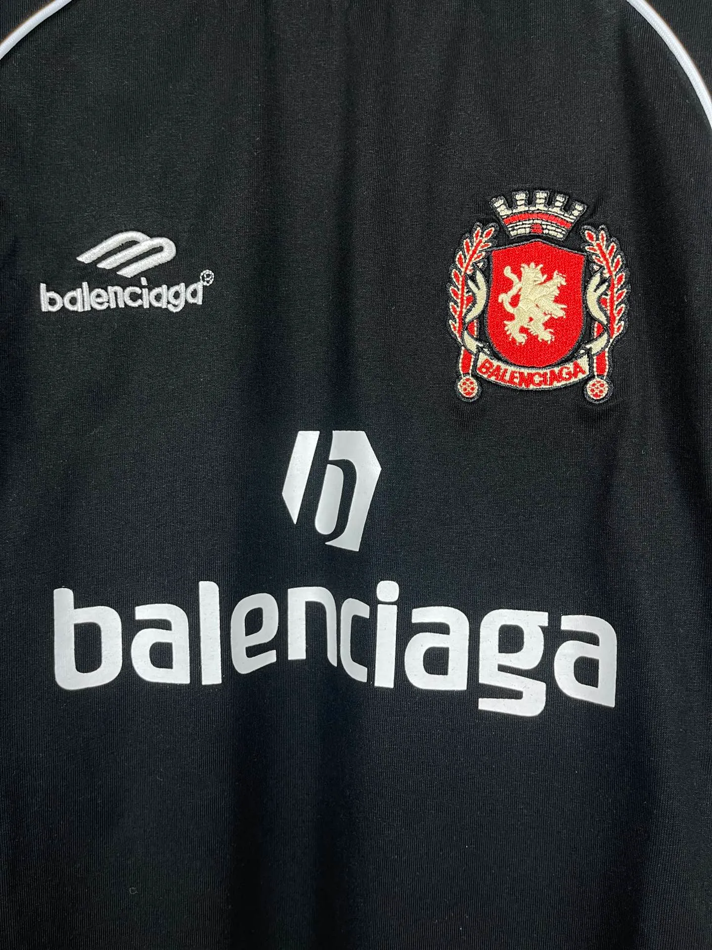 🅿️300 real photos [Top version. Official website quality] BALENCI*GA/Paris new model. Co-branded football sportswear LOGO embroidered printed long-sleeved T-shirt # The whole piece of clothing is stitched with multiple stitching edges. The craftsmanship is extremely complex and the market currency is very different. Welcome to compare 🆚. The fabric is made of Paris ZP custom-woven and dyed cotton double yarn. Weighing 260 grams, the cloth surface is clean. The cloth pattern is clear, soft and comfortable. The threads are dyed with no color difference. The classic pattern embroidery is embroidered by Tajima imported embroidery machine, and the printing uses imported glue. The letters are clear, three-dimensional and without burrs. Jubie market produces pictures based on pictures. Welcome to compare. The version adopts OS loose shoulder design. Same style for men and women. Code: BL225036 Color: black, white, pink, red, fluorescent yellow Size: XS S M L