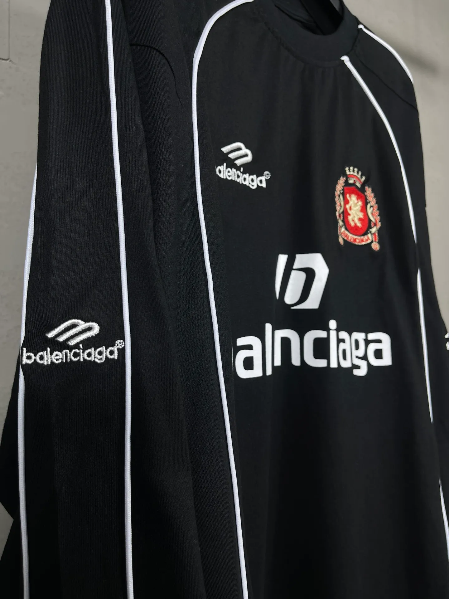 🅿️300 real photos [Top version. Official website quality] BALENCI*GA/Paris new model. Co-branded football sportswear LOGO embroidered printed long-sleeved T-shirt # The whole piece of clothing is stitched with multiple stitching edges. The craftsmanship is extremely complex and the market currency is very different. Welcome to compare 🆚. The fabric is made of Paris ZP custom-woven and dyed cotton double yarn. Weighing 260 grams, the cloth surface is clean. The cloth pattern is clear, soft and comfortable. The threads are dyed with no color difference. The classic pattern embroidery is embroidered by Tajima imported embroidery machine, and the printing uses imported glue. The letters are clear, three-dimensional and without burrs. Jubie market produces pictures based on pictures. Welcome to compare. The version adopts OS loose shoulder design. Same style for men and women. Code: BL225036 Color: black, white, pink, red, fluorescent yellow Size: XS S M L