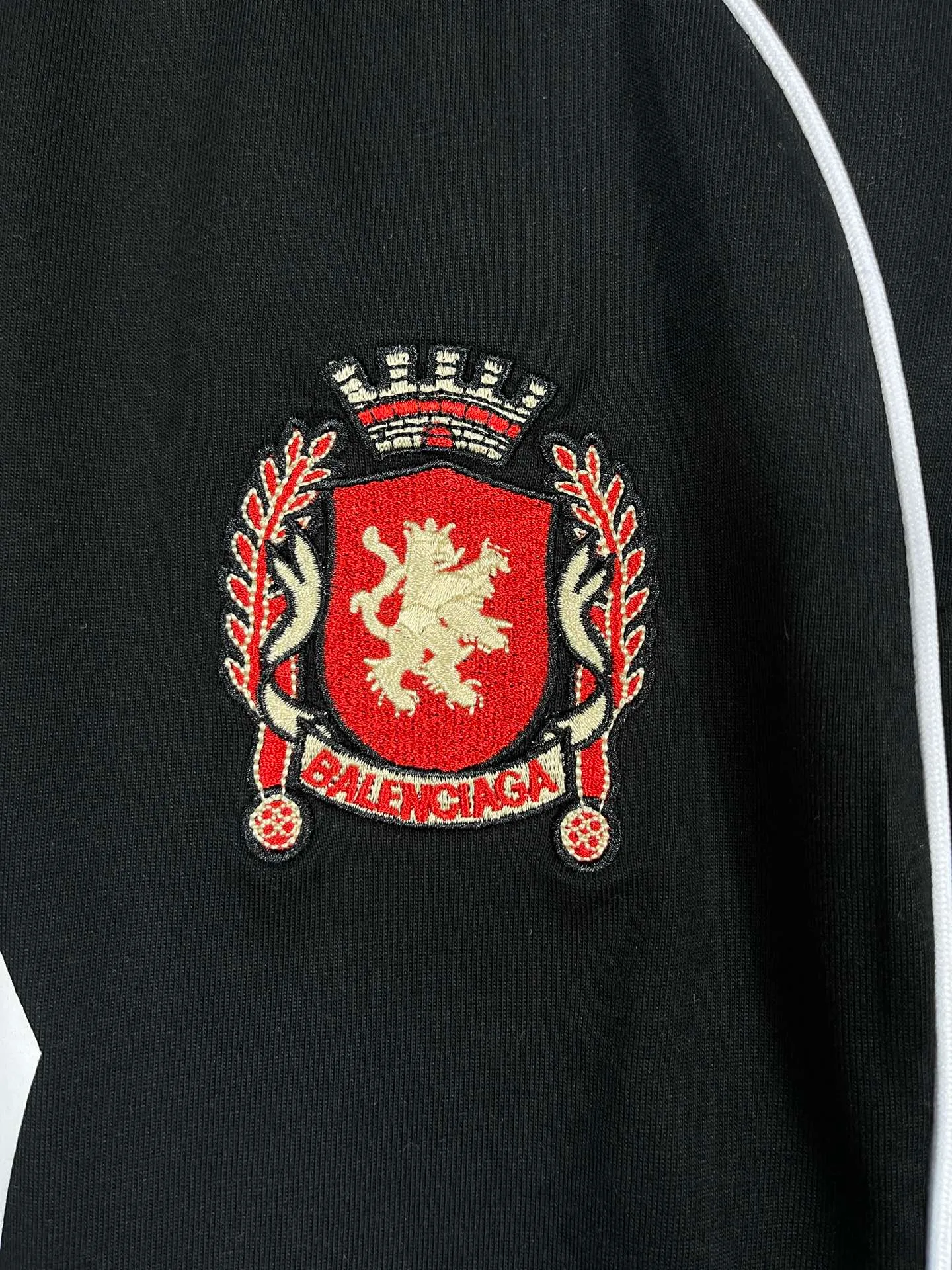 🅿️300 real photos [Top version. Official website quality] BALENCI*GA/Paris new model. Co-branded football sportswear LOGO embroidered printed long-sleeved T-shirt # The whole piece of clothing is stitched with multiple stitching edges. The craftsmanship is extremely complex and the market currency is very different. Welcome to compare 🆚. The fabric is made of Paris ZP custom-woven and dyed cotton double yarn. Weighing 260 grams, the cloth surface is clean. The cloth pattern is clear, soft and comfortable. The threads are dyed with no color difference. The classic pattern embroidery is embroidered by Tajima imported embroidery machine, and the printing uses imported glue. The letters are clear, three-dimensional and without burrs. Jubie market produces pictures based on pictures. Welcome to compare. The version adopts OS loose shoulder design. Same style for men and women. Code: BL225036 Color: black, white, pink, red, fluorescent yellow Size: XS S M L