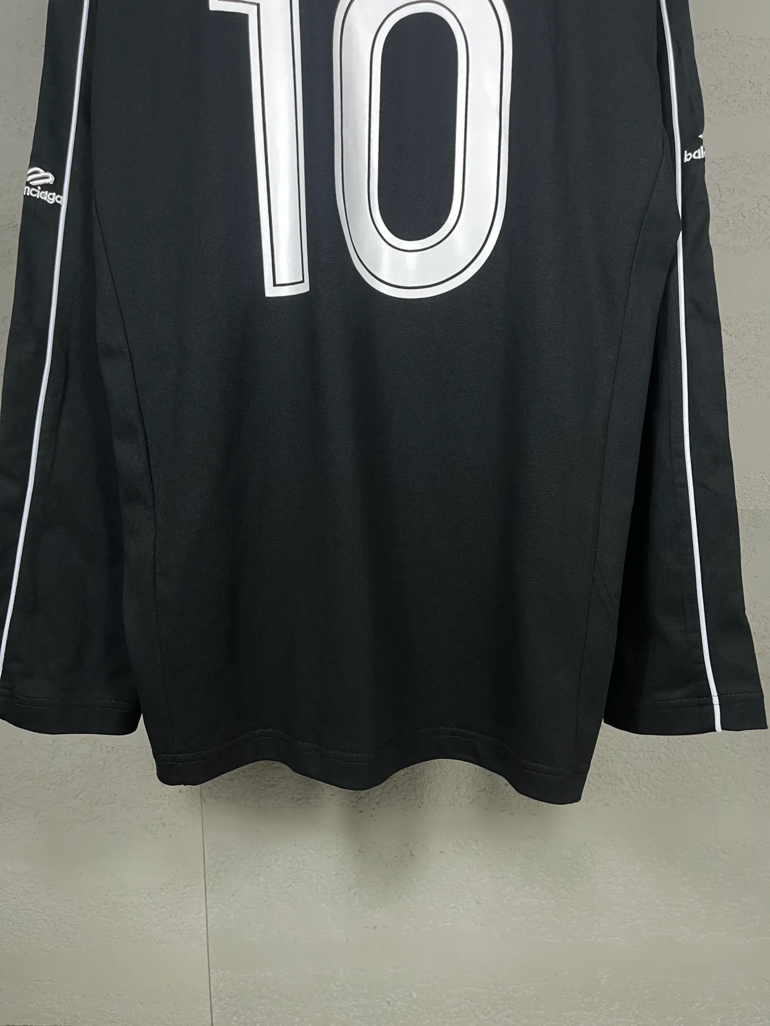 🅿️300 real photos [Top version. Official website quality] BALENCI*GA/Paris new model. Co-branded football sportswear LOGO embroidered printed long-sleeved T-shirt # The whole piece of clothing is stitched with multiple stitching edges. The craftsmanship is extremely complex and the market currency is very different. Welcome to compare 🆚. The fabric is made of Paris ZP custom-woven and dyed cotton double yarn. Weighing 260 grams, the cloth surface is clean. The cloth pattern is clear, soft and comfortable. The threads are dyed with no color difference. The classic pattern embroidery is embroidered by Tajima imported embroidery machine, and the printing uses imported glue. The letters are clear, three-dimensional and without burrs. Jubie market produces pictures based on pictures. Welcome to compare. The version adopts OS loose shoulder design. Same style for men and women. Code: BL225036 Color: black, white, pink, red, fluorescent yellow Size: XS S M L