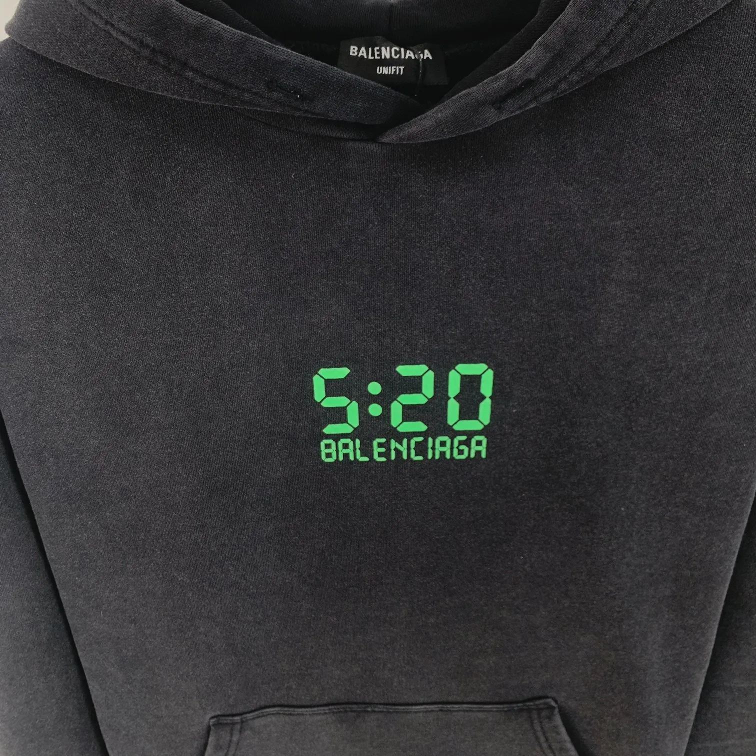 [New] The top tried and tested version of BALENCIAGA 520 limited capsule series I love you luminous 5:20, the same trendy brand pure cotton loose hooded sweatshirt for male and female couples. The fluorescent font on the chest particularly highlights the theme of this short-sleeved shirt. Obvious, naked expression. The printing uses collar glue technology, and fluorescent powder is added in proportion to the glue. When the printing is heated and exposed to ultraviolet light, a luminous effect can appear. The fabric of the clothes, black and white, has been washed. The fabric is made of 480g combed cotton fabric. The black color has been dyed with snowflakes and aged. Original and consistent craftsmanship! Color: Washed Black Size: XS-L P:440