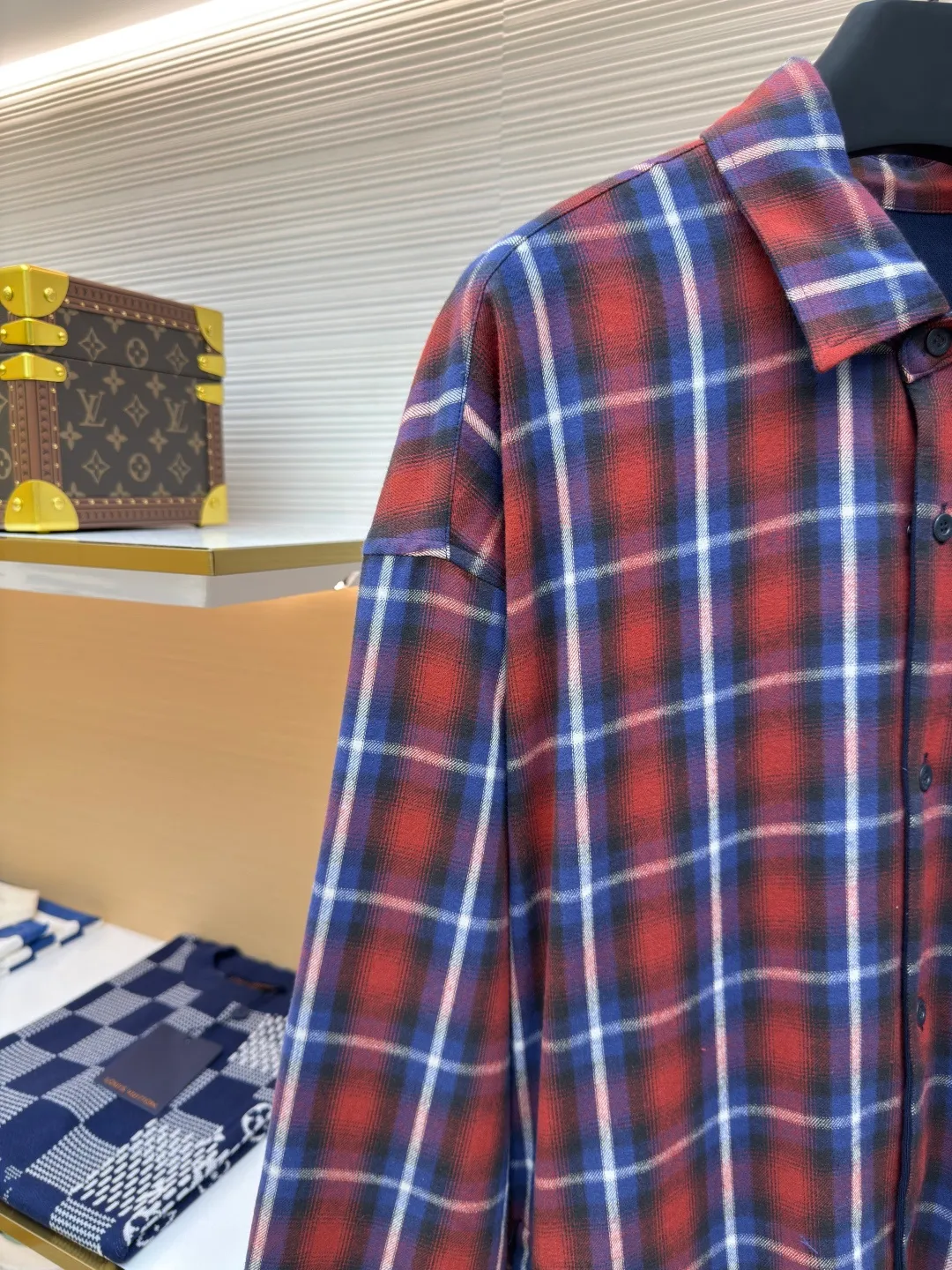 Balenciaga plaid double-layer shirt jacket ●Authentic product: Purchased and developed for 17000 ●Item number: 1680081-B90 ●Fabric: exclusive cotton rhyme plaid fabric ●Technology: made on positioning cutting machine ●Version: fitted version ●Weight: about 1070 grams ●Size: 1-2-3-4 ●Description: Customized 1:1 exclusive cotton rhyme plaid fabric Customized high-end velvet wash water orchid sweatshirt material Clear texture and full texture Comfortable and close to the skin. The classic red and blue plaid is the main tone. The flowing artistic sense. The chest is embellished with Balenciaga patches to highlight the unique charm of the brand. You are in an unparalleled visual feast. The red and blue pattern draws a new chapter in fashion. Infrared positioning cutting machine achieves precise positioning of materials through infrared emitters and infrared receivers. The accuracy can reach the micron level, thereby meeting the effect of high-precision cutting of plaid alignment. The overall wiring is straight and delicate, the fabric is comfortable and soft, and the color is consistent without color difference. It can be matched with the same style to create a fashionable look and control various occasions. Customized accessories, complete with three standards, same style for men and women!