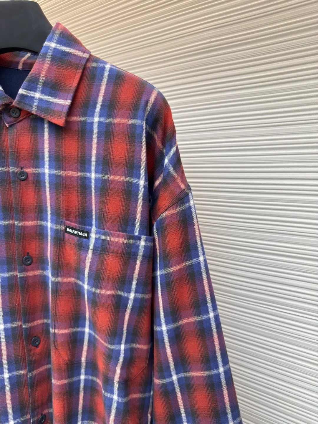 Balenciaga plaid double-layer shirt jacket ●Authentic product: Purchased and developed for 17000 ●Item number: 1680081-B90 ●Fabric: exclusive cotton rhyme plaid fabric ●Technology: made on positioning cutting machine ●Version: fitted version ●Weight: about 1070 grams ●Size: 1-2-3-4 ●Description: Customized 1:1 exclusive cotton rhyme plaid fabric Customized high-end velvet wash water orchid sweatshirt material Clear texture and full texture Comfortable and close to the skin. The classic red and blue plaid is the main tone. The flowing artistic sense. The chest is embellished with Balenciaga patches to highlight the unique charm of the brand. You are in an unparalleled visual feast. The red and blue pattern draws a new chapter in fashion. Infrared positioning cutting machine achieves precise positioning of materials through infrared emitters and infrared receivers. The accuracy can reach the micron level, thereby meeting the effect of high-precision cutting of plaid alignment. The overall wiring is straight and delicate, the fabric is comfortable and soft, and the color is consistent without color difference. It can be matched with the same style to create a fashionable look and control various occasions. Customized accessories, complete with three standards, same style for men and women!
