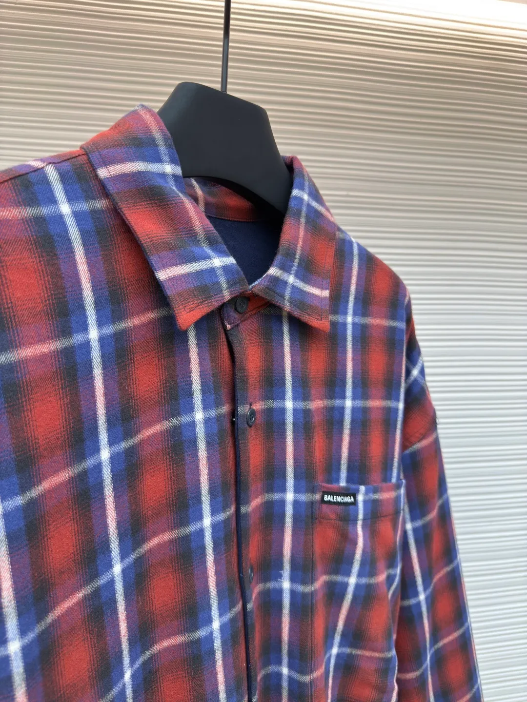Balenciaga plaid double-layer shirt jacket ●Authentic product: Purchased and developed for 17000 ●Item number: 1680081-B90 ●Fabric: exclusive cotton rhyme plaid fabric ●Technology: made on positioning cutting machine ●Version: fitted version ●Weight: about 1070 grams ●Size: 1-2-3-4 ●Description: Customized 1:1 exclusive cotton rhyme plaid fabric Customized high-end velvet wash water orchid sweatshirt material Clear texture and full texture Comfortable and close to the skin. The classic red and blue plaid is the main tone. The flowing artistic sense. The chest is embellished with Balenciaga patches to highlight the unique charm of the brand. You are in an unparalleled visual feast. The red and blue pattern draws a new chapter in fashion. Infrared positioning cutting machine achieves precise positioning of materials through infrared emitters and infrared receivers. The accuracy can reach the micron level, thereby meeting the effect of high-precision cutting of plaid alignment. The overall wiring is straight and delicate, the fabric is comfortable and soft, and the color is consistent without color difference. It can be matched with the same style to create a fashionable look and control various occasions. Customized accessories, complete with three standards, same style for men and women!