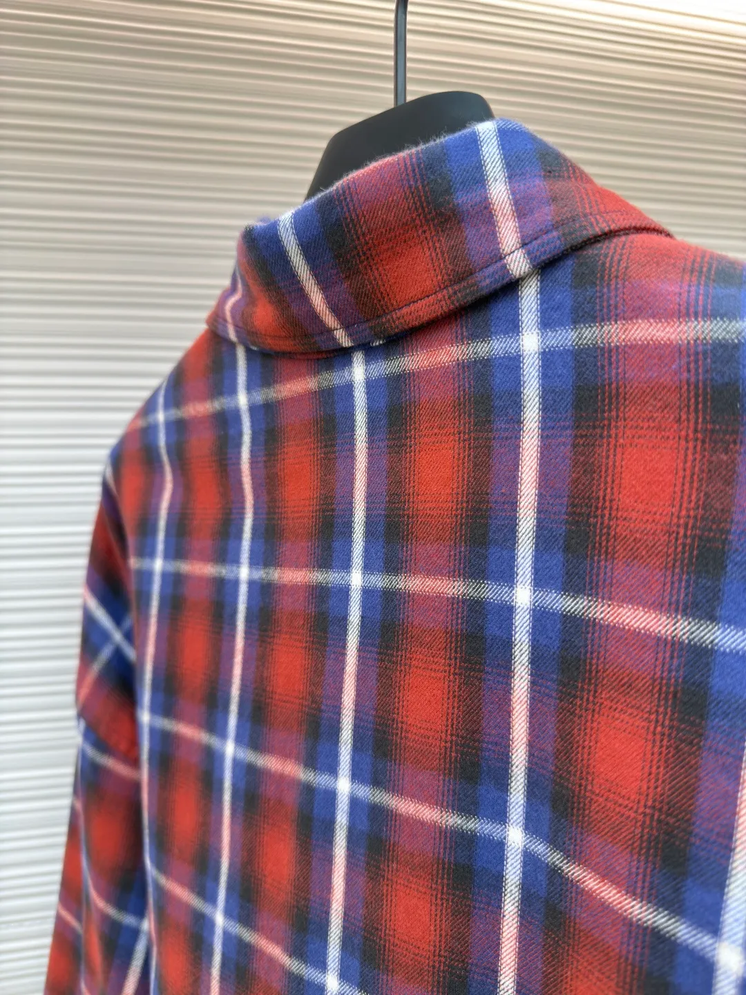 Balenciaga plaid double-layer shirt jacket ●Authentic product: Purchased and developed for 17000 ●Item number: 1680081-B90 ●Fabric: exclusive cotton rhyme plaid fabric ●Technology: made on positioning cutting machine ●Version: fitted version ●Weight: about 1070 grams ●Size: 1-2-3-4 ●Description: Customized 1:1 exclusive cotton rhyme plaid fabric Customized high-end velvet wash water orchid sweatshirt material Clear texture and full texture Comfortable and close to the skin. The classic red and blue plaid is the main tone. The flowing artistic sense. The chest is embellished with Balenciaga patches to highlight the unique charm of the brand. You are in an unparalleled visual feast. The red and blue pattern draws a new chapter in fashion. Infrared positioning cutting machine achieves precise positioning of materials through infrared emitters and infrared receivers. The accuracy can reach the micron level, thereby meeting the effect of high-precision cutting of plaid alignment. The overall wiring is straight and delicate, the fabric is comfortable and soft, and the color is consistent without color difference. It can be matched with the same style to create a fashionable look and control various occasions. Customized accessories, complete with three standards, same style for men and women!