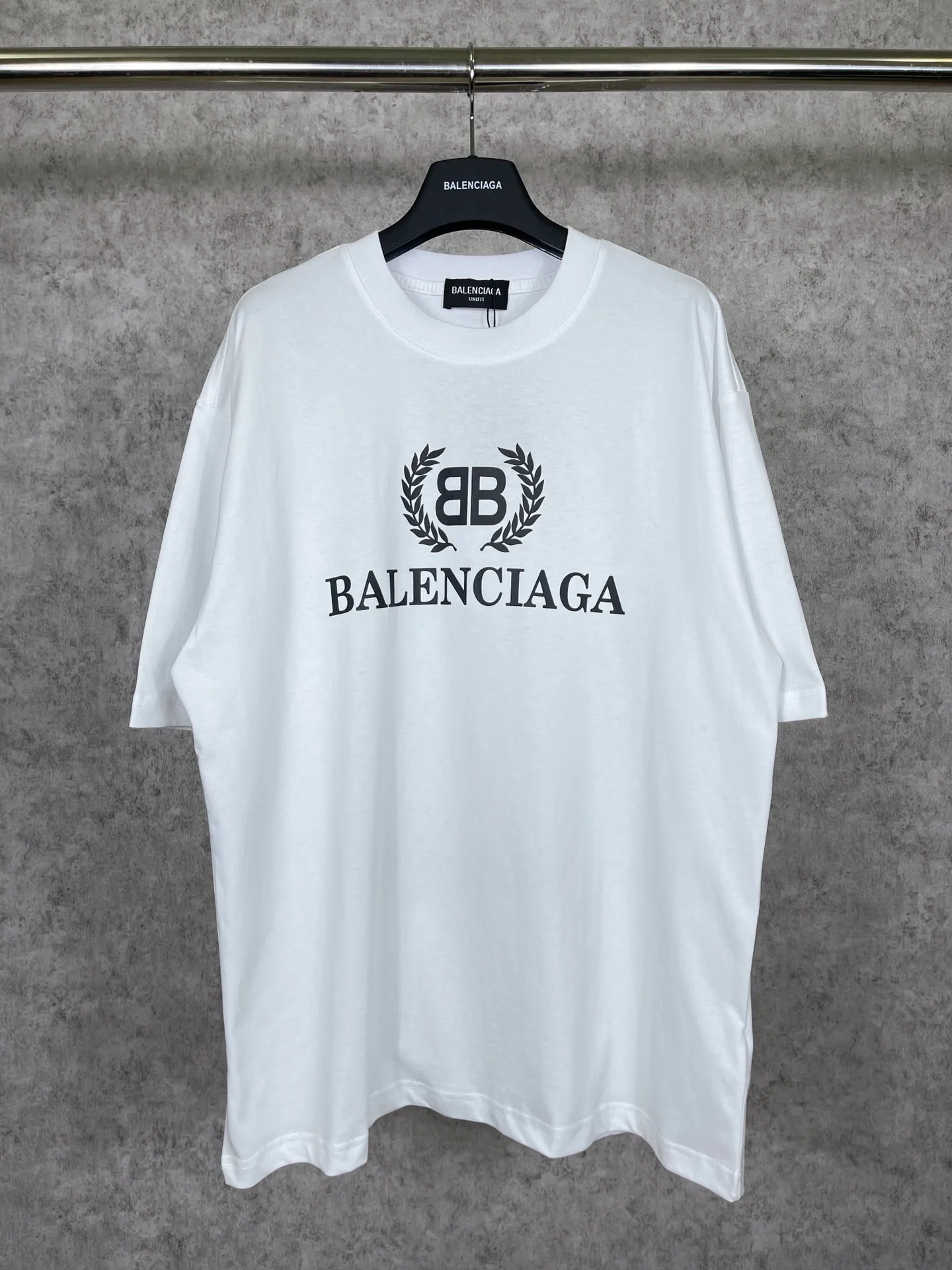 🅿️180 real photos [Top version. Official website quality] BALENCI*GA/Paris. Wheat ear printed short-sleeved T-shirt. Brick cabinet synchronization. The fabric is made of Paris ZP custom-woven and dyed 100% cotton double yarn compact cotton. The weight is 260 grams, the cloth surface is clean. The cloth pattern is clear, soft and comfortable. The threads are dyed with no color difference. The classic pattern is printed with environmentally friendly imported materials, straight crack glue and precision printing screen. The letters are clear and the effect is three-dimensional, restoring the brick cabinet. It is not the same as the market currency, welcome to compare. The version adopts OS loose shoulder design. Same style for men and women. Code: BL223080 Color: Black. White. Kaqi color. Size: XS to L