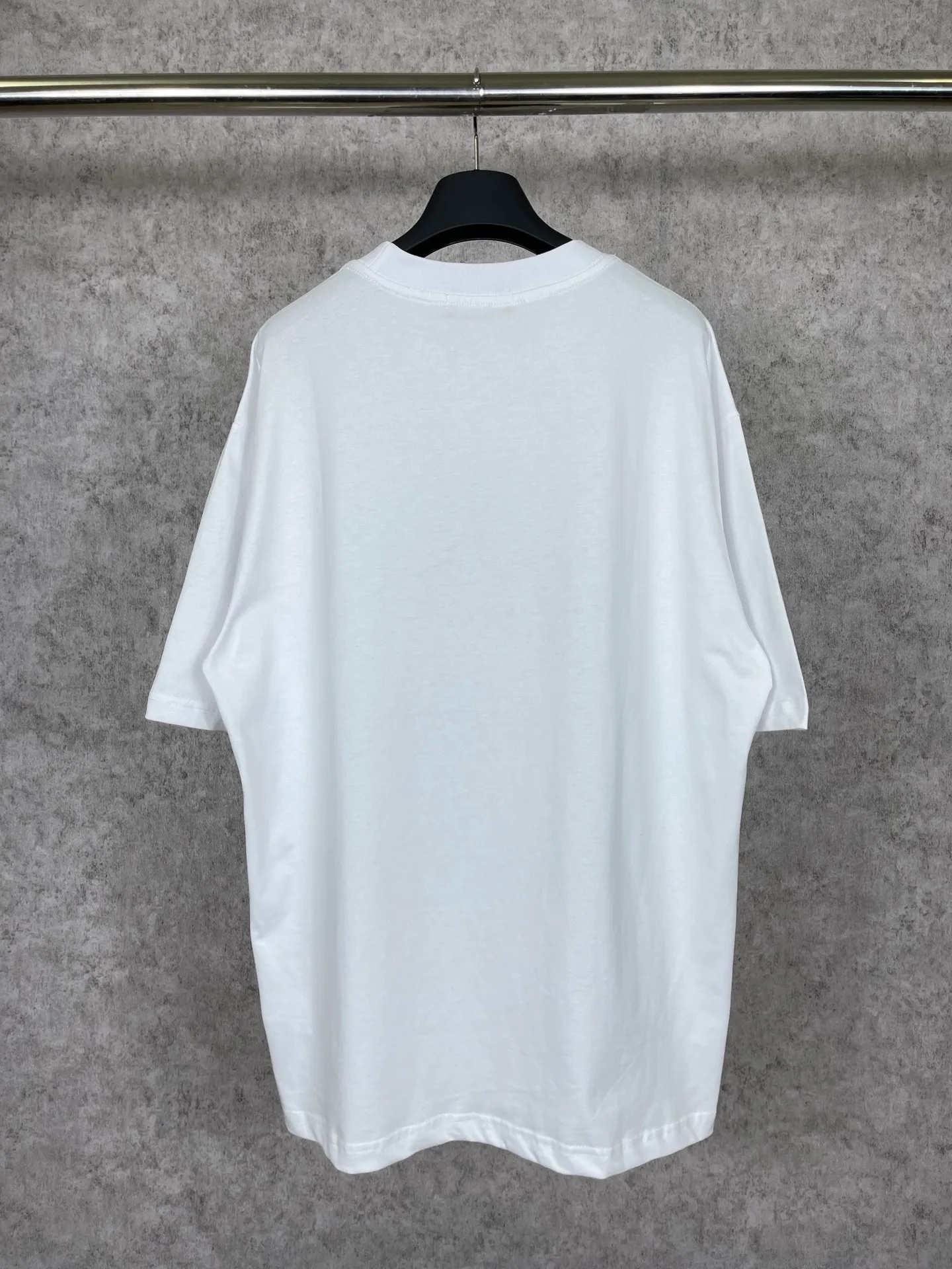 🅿️180 real photos [Top version. Official website quality] BALENCI*GA/Paris. Wheat ear printed short-sleeved T-shirt. Brick cabinet synchronization. The fabric is made of Paris ZP custom-woven and dyed 100% cotton double yarn compact cotton. The weight is 260 grams, the cloth surface is clean. The cloth pattern is clear, soft and comfortable. The threads are dyed with no color difference. The classic pattern is printed with environmentally friendly imported materials, straight crack glue and precision printing screen. The letters are clear and the effect is three-dimensional, restoring the brick cabinet. It is not the same as the market currency, welcome to compare. The version adopts OS loose shoulder design. Same style for men and women. Code: BL223080 Color: Black. White. Kaqi color. Size: XS to L