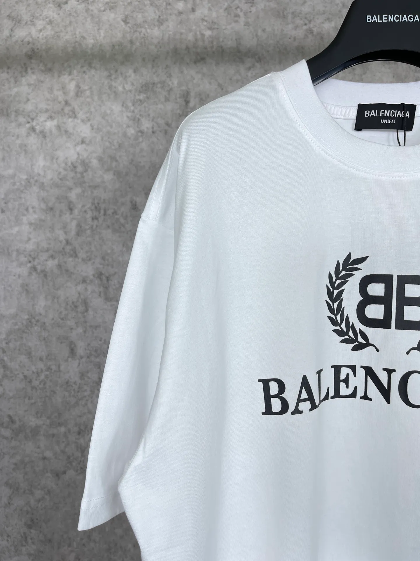 🅿️180 real photos [Top version. Official website quality] BALENCI*GA/Paris. Wheat ear printed short-sleeved T-shirt. Brick cabinet synchronization. The fabric is made of Paris ZP custom-woven and dyed 100% cotton double yarn compact cotton. The weight is 260 grams, the cloth surface is clean. The cloth pattern is clear, soft and comfortable. The threads are dyed with no color difference. The classic pattern is printed with environmentally friendly imported materials, straight crack glue and precision printing screen. The letters are clear and the effect is three-dimensional, restoring the brick cabinet. It is not the same as the market currency, welcome to compare. The version adopts OS loose shoulder design. Same style for men and women. Code: BL223080 Color: Black. White. Kaqi color. Size: XS to L