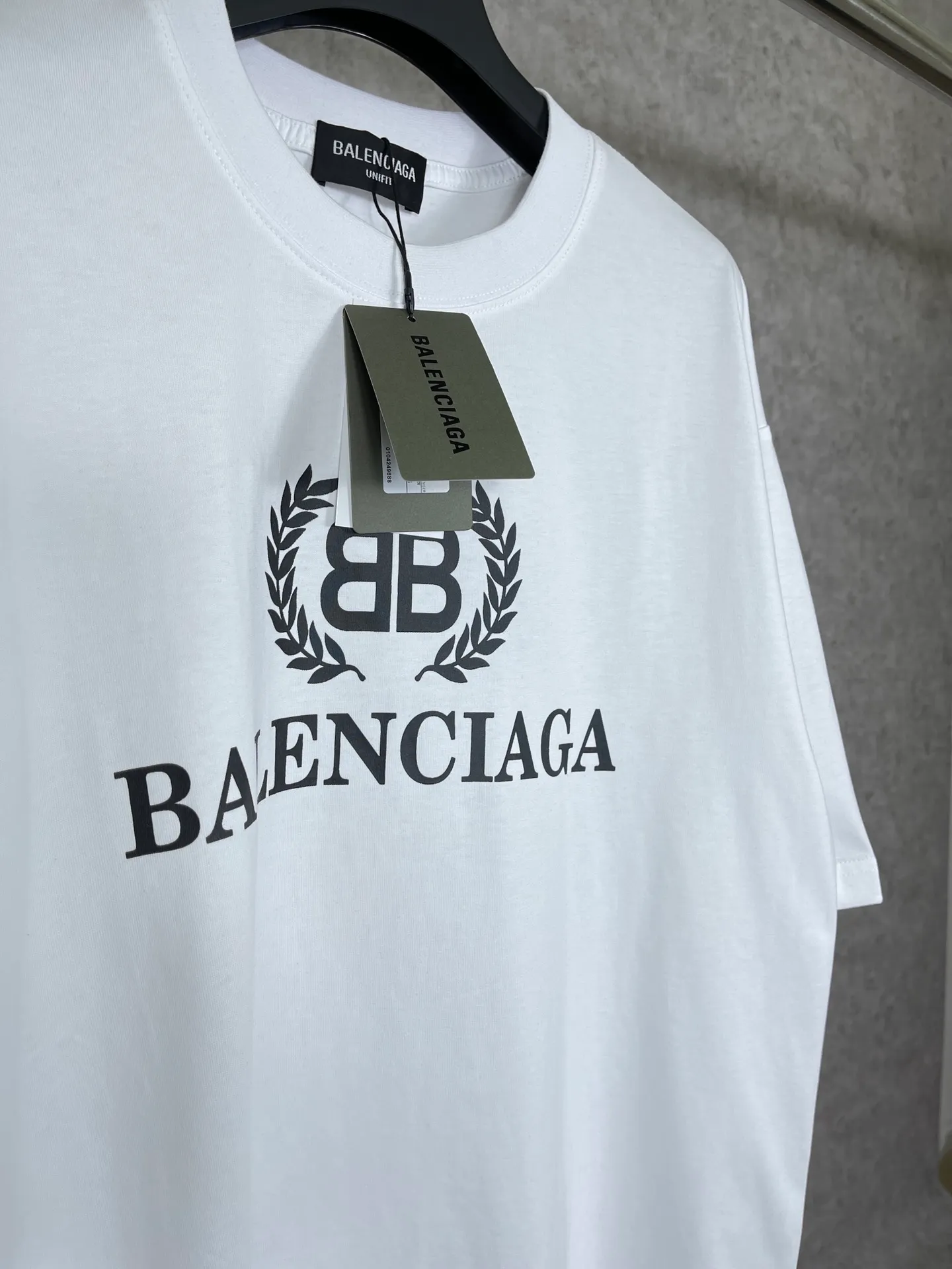🅿️180 real photos [Top version. Official website quality] BALENCI*GA/Paris. Wheat ear printed short-sleeved T-shirt. Brick cabinet synchronization. The fabric is made of Paris ZP custom-woven and dyed 100% cotton double yarn compact cotton. The weight is 260 grams, the cloth surface is clean. The cloth pattern is clear, soft and comfortable. The threads are dyed with no color difference. The classic pattern is printed with environmentally friendly imported materials, straight crack glue and precision printing screen. The letters are clear and the effect is three-dimensional, restoring the brick cabinet. It is not the same as the market currency, welcome to compare. The version adopts OS loose shoulder design. Same style for men and women. Code: BL223080 Color: Black. White. Kaqi color. Size: XS to L