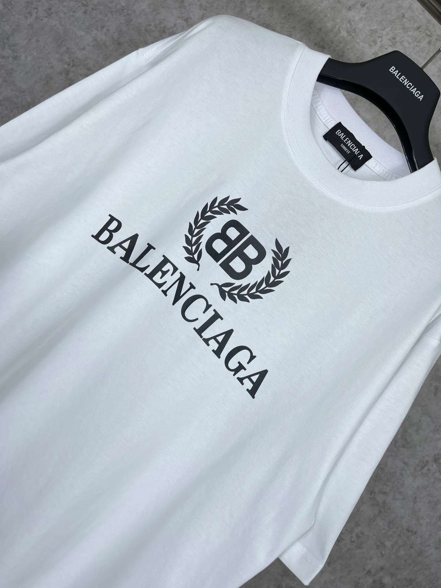 🅿️180 real photos [Top version. Official website quality] BALENCI*GA/Paris. Wheat ear printed short-sleeved T-shirt. Brick cabinet synchronization. The fabric is made of Paris ZP custom-woven and dyed 100% cotton double yarn compact cotton. The weight is 260 grams, the cloth surface is clean. The cloth pattern is clear, soft and comfortable. The threads are dyed with no color difference. The classic pattern is printed with environmentally friendly imported materials, straight crack glue and precision printing screen. The letters are clear and the effect is three-dimensional, restoring the brick cabinet. It is not the same as the market currency, welcome to compare. The version adopts OS loose shoulder design. Same style for men and women. Code: BL223080 Color: Black. White. Kaqi color. Size: XS to L