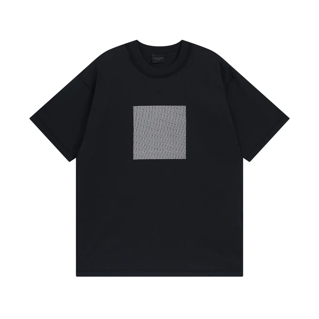 🅿️174 Detailed picture [Top version. Official website quality] BALENCI*GA/Paris AI GENERATED series new T-shirt #2024 new style. The reverse stitching design is full of sense. The small English lines are arranged on the front and back of the printed short-sleeved T-shirt. Attention‼ ️This original version is made of reverse stitching. It is the normal practice in the Jubie market. #2024 Spring and Summer Brick Cabinet Synchronization Welcome to compare. The fabric is made of Paris ZP custom-woven and dyed cotton double yarn, with a weight of 260 grams. The cloth surface is clean. The cloth pattern is clear, soft and comfortable. The threads are dyed with no color difference. The classic letter LOGO is printed with imported environmentally friendly glue. The letters are clear and the effect is three-dimensional. Restore brick cabinets, adopt OS loose shoulder style. Same style for men and women. Code: BL223057 Color: black and blue Size: XS to L
