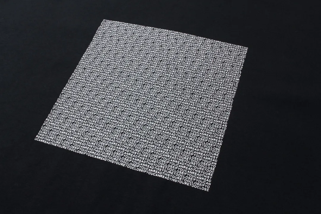 🅿️174 Detailed picture [Top version. Official website quality] BALENCI*GA/Paris AI GENERATED series new T-shirt #2024 new style. The reverse stitching design is full of sense. The small English lines are arranged on the front and back of the printed short-sleeved T-shirt. Attention‼ ️This original version is made of reverse stitching. It is the normal practice in the Jubie market. #2024 Spring and Summer Brick Cabinet Synchronization Welcome to compare. The fabric is made of Paris ZP custom-woven and dyed cotton double yarn, with a weight of 260 grams. The cloth surface is clean. The cloth pattern is clear, soft and comfortable. The threads are dyed with no color difference. The classic letter LOGO is printed with imported environmentally friendly glue. The letters are clear and the effect is three-dimensional. Restore brick cabinets, adopt OS loose shoulder style. Same style for men and women. Code: BL223057 Color: black and blue Size: XS to L