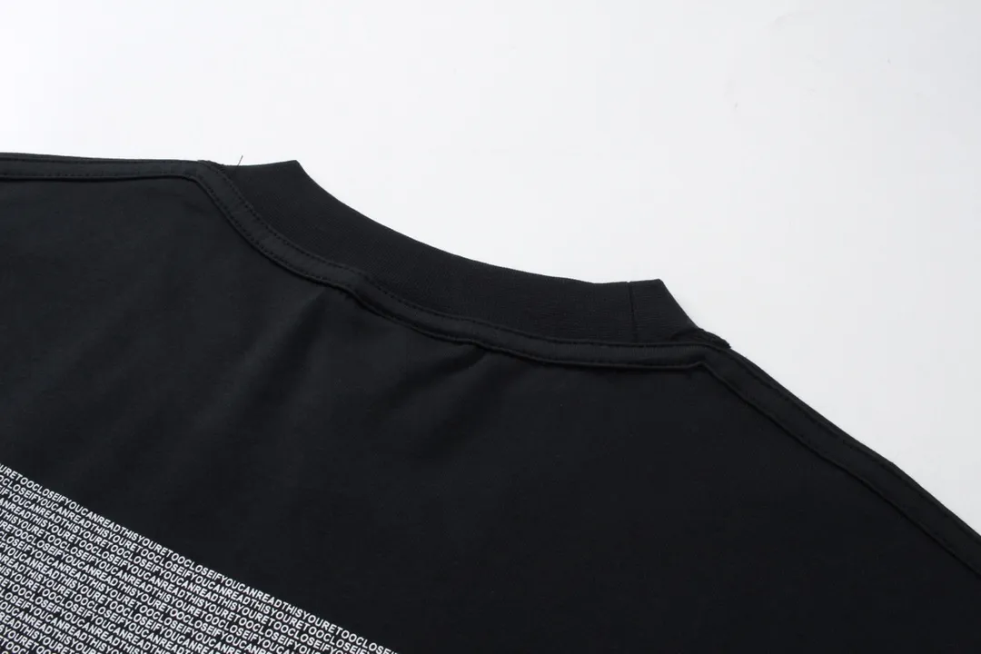 🅿️174 Detailed picture [Top version. Official website quality] BALENCI*GA/Paris AI GENERATED series new T-shirt #2024 new style. The reverse stitching design is full of sense. The small English lines are arranged on the front and back of the printed short-sleeved T-shirt. Attention‼ ️This original version is made of reverse stitching. It is the normal practice in the Jubie market. #2024 Spring and Summer Brick Cabinet Synchronization Welcome to compare. The fabric is made of Paris ZP custom-woven and dyed cotton double yarn, with a weight of 260 grams. The cloth surface is clean. The cloth pattern is clear, soft and comfortable. The threads are dyed with no color difference. The classic letter LOGO is printed with imported environmentally friendly glue. The letters are clear and the effect is three-dimensional. Restore brick cabinets, adopt OS loose shoulder style. Same style for men and women. Code: BL223057 Color: black and blue Size: XS to L