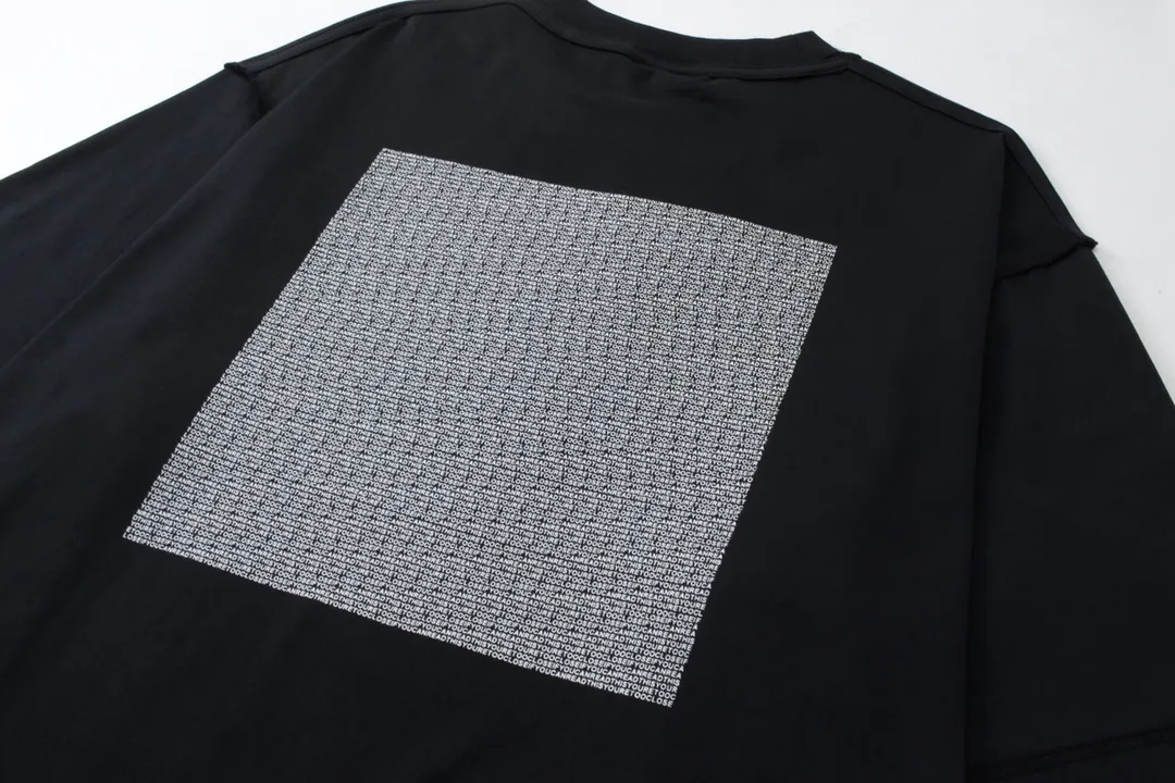 🅿️174 Detailed picture [Top version. Official website quality] BALENCI*GA/Paris AI GENERATED series new T-shirt #2024 new style. The reverse stitching design is full of sense. The small English lines are arranged on the front and back of the printed short-sleeved T-shirt. Attention‼ ️This original version is made of reverse stitching. It is the normal practice in the Jubie market. #2024 Spring and Summer Brick Cabinet Synchronization Welcome to compare. The fabric is made of Paris ZP custom-woven and dyed cotton double yarn, with a weight of 260 grams. The cloth surface is clean. The cloth pattern is clear, soft and comfortable. The threads are dyed with no color difference. The classic letter LOGO is printed with imported environmentally friendly glue. The letters are clear and the effect is three-dimensional. Restore brick cabinets, adopt OS loose shoulder style. Same style for men and women. Code: BL223057 Color: black and blue Size: XS to L