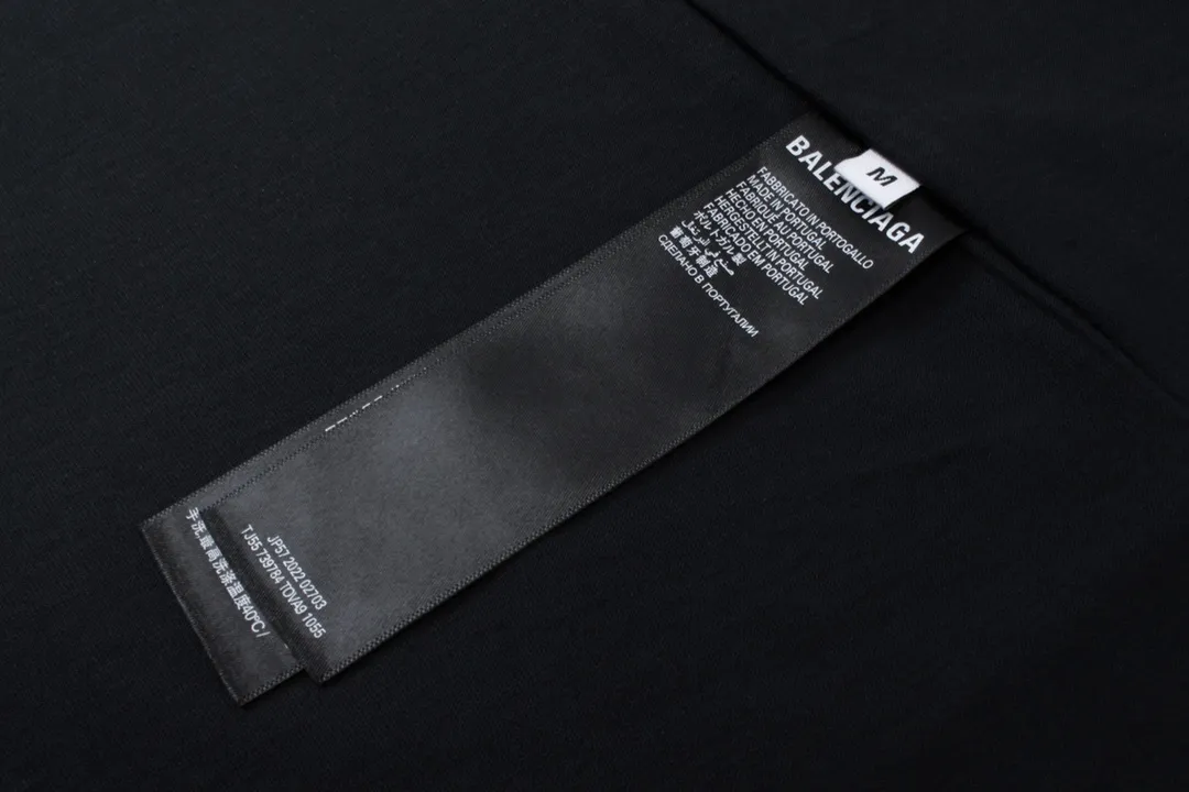 🅿️174 Detailed picture [Top version. Official website quality] BALENCI*GA/Paris AI GENERATED series new T-shirt #2024 new style. The reverse stitching design is full of sense. The small English lines are arranged on the front and back of the printed short-sleeved T-shirt. Attention‼ ️This original version is made of reverse stitching. It is the normal practice in the Jubie market. #2024 Spring and Summer Brick Cabinet Synchronization Welcome to compare. The fabric is made of Paris ZP custom-woven and dyed cotton double yarn, with a weight of 260 grams. The cloth surface is clean. The cloth pattern is clear, soft and comfortable. The threads are dyed with no color difference. The classic letter LOGO is printed with imported environmentally friendly glue. The letters are clear and the effect is three-dimensional. Restore brick cabinets, adopt OS loose shoulder style. Same style for men and women. Code: BL223057 Color: black and blue Size: XS to L
