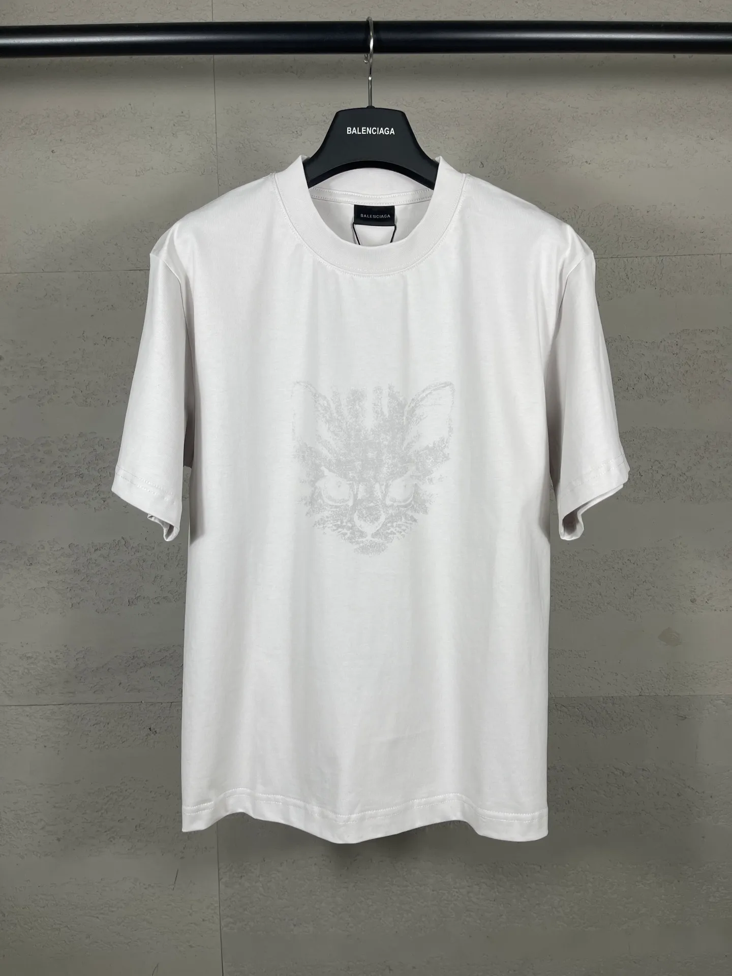 🅿️180 Attention‼ ️Female version. Actual pictures [top version. official website quality] BALENCI*GA/25 new model. Washed and distressed short-sleeved T-shirt with direct spray printing on the front # SS25 latest style. Research and development at the first time, different market currencies. Comparisons welcome. The fabric is made of Paris ZP custom-woven and dyed cotton double yarn. Weighing 260 grams, the cloth surface is clean. The cloth pattern is clear, soft and comfortable. The threads are dyed with no color difference. Printing adopts computer direct printing. Garments are washed and aged. Jubie market currency. Welcome to compare. The version adopts the medium version. Women's version Code: BL253732 Color: Washed black, gray and white Size: XS S M L