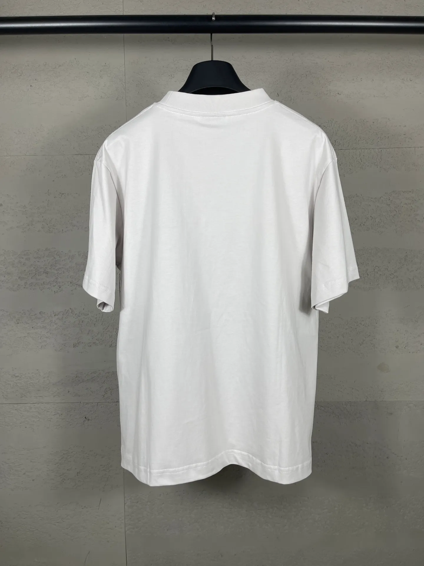 🅿️180 Attention‼ ️Female version. Actual pictures [top version. official website quality] BALENCI*GA/25 new model. Washed and distressed short-sleeved T-shirt with direct spray printing on the front # SS25 latest style. Research and development at the first time, different market currencies. Comparisons welcome. The fabric is made of Paris ZP custom-woven and dyed cotton double yarn. Weighing 260 grams, the cloth surface is clean. The cloth pattern is clear, soft and comfortable. The threads are dyed with no color difference. Printing adopts computer direct printing. Garments are washed and aged. Jubie market currency. Welcome to compare. The version adopts the medium version. Women's version Code: BL253732 Color: Washed black, gray and white Size: XS S M L