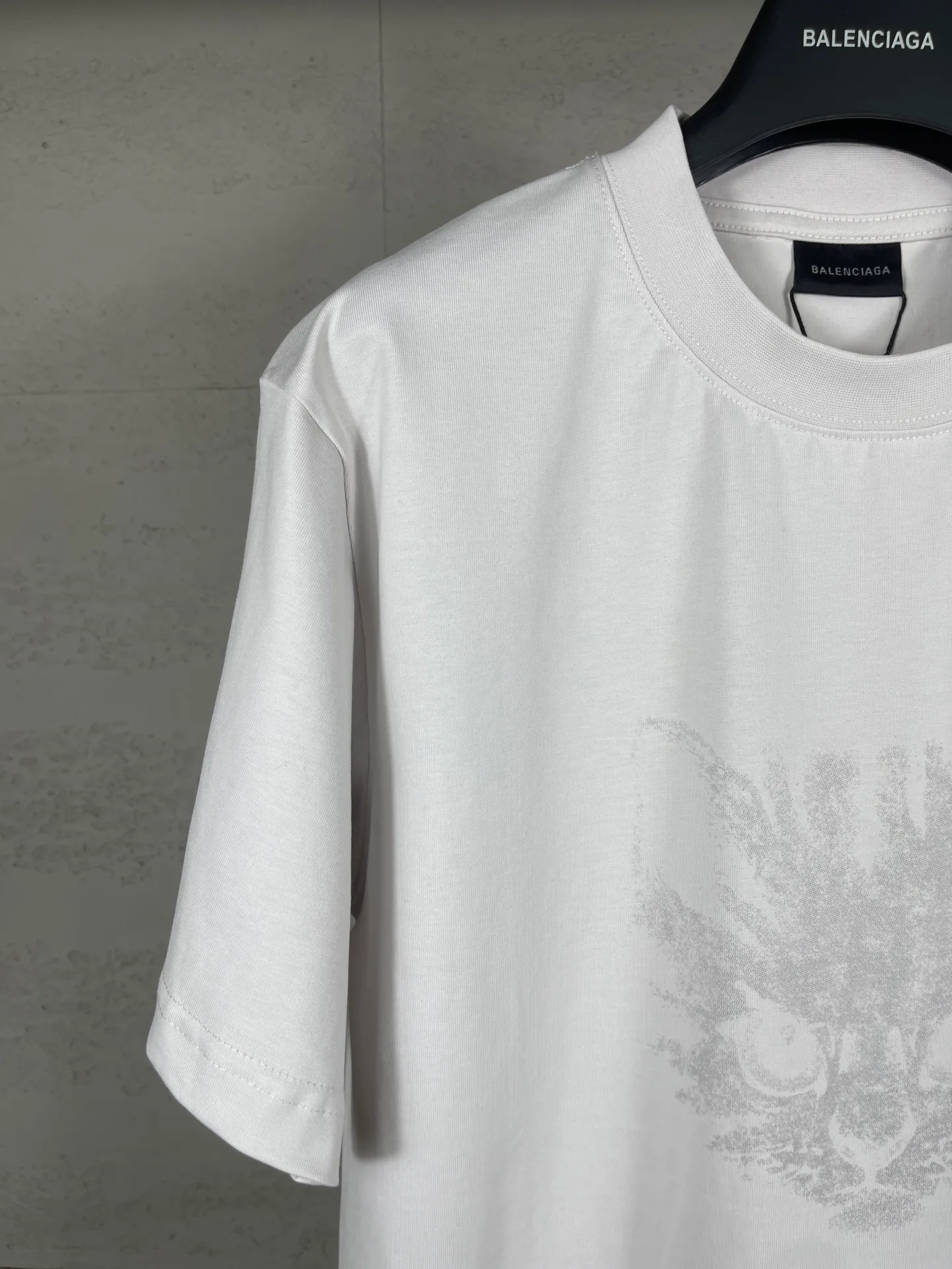 🅿️180 Attention‼ ️Female version. Actual pictures [top version. official website quality] BALENCI*GA/25 new model. Washed and distressed short-sleeved T-shirt with direct spray printing on the front # SS25 latest style. Research and development at the first time, different market currencies. Comparisons welcome. The fabric is made of Paris ZP custom-woven and dyed cotton double yarn. Weighing 260 grams, the cloth surface is clean. The cloth pattern is clear, soft and comfortable. The threads are dyed with no color difference. Printing adopts computer direct printing. Garments are washed and aged. Jubie market currency. Welcome to compare. The version adopts the medium version. Women's version Code: BL253732 Color: Washed black, gray and white Size: XS S M L
