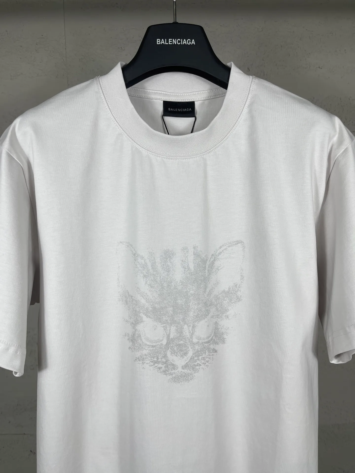 🅿️180 Attention‼ ️Female version. Actual pictures [top version. official website quality] BALENCI*GA/25 new model. Washed and distressed short-sleeved T-shirt with direct spray printing on the front # SS25 latest style. Research and development at the first time, different market currencies. Comparisons welcome. The fabric is made of Paris ZP custom-woven and dyed cotton double yarn. Weighing 260 grams, the cloth surface is clean. The cloth pattern is clear, soft and comfortable. The threads are dyed with no color difference. Printing adopts computer direct printing. Garments are washed and aged. Jubie market currency. Welcome to compare. The version adopts the medium version. Women's version Code: BL253732 Color: Washed black, gray and white Size: XS S M L