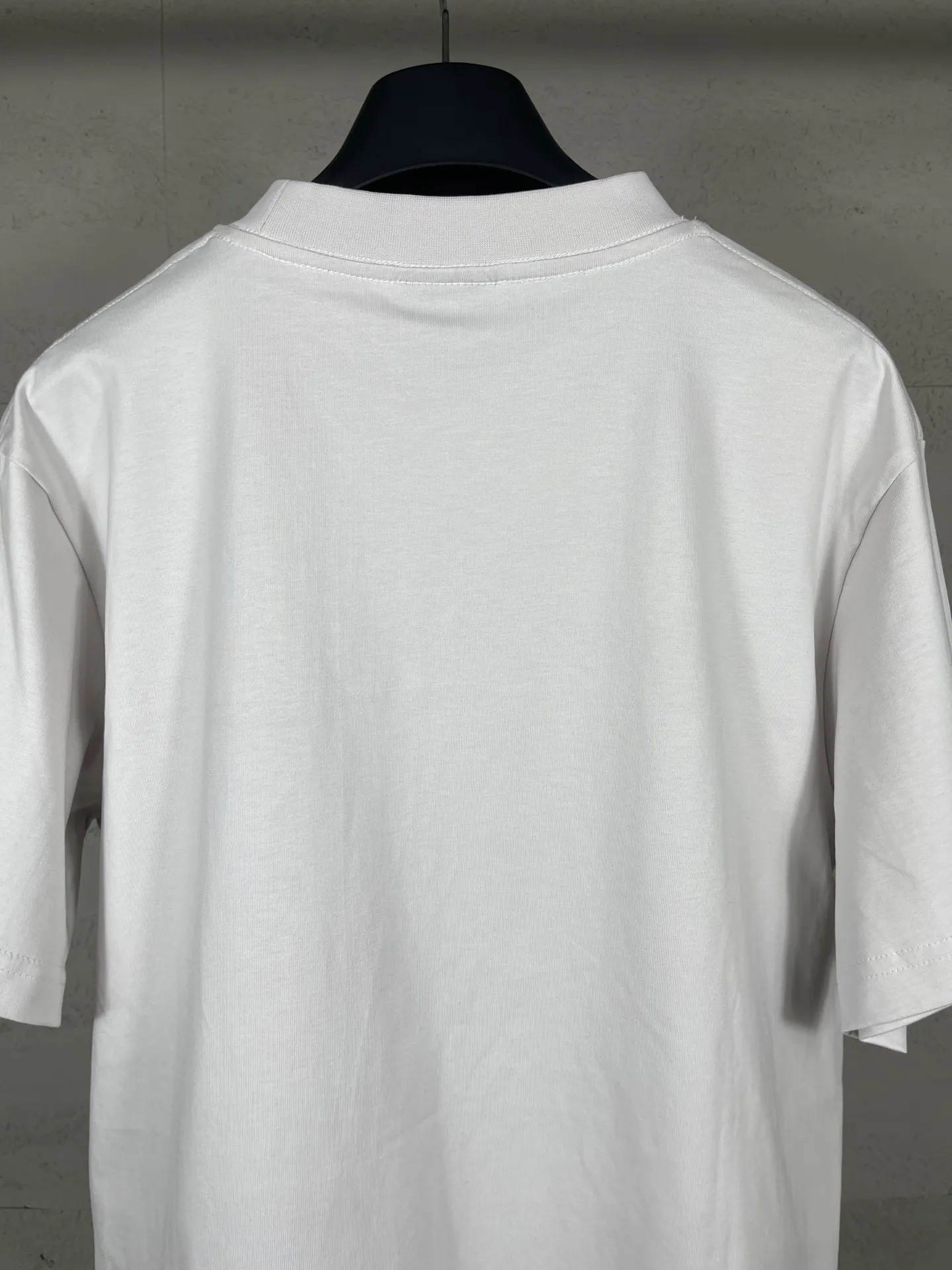 🅿️180 Attention‼ ️Female version. Actual pictures [top version. official website quality] BALENCI*GA/25 new model. Washed and distressed short-sleeved T-shirt with direct spray printing on the front # SS25 latest style. Research and development at the first time, different market currencies. Comparisons welcome. The fabric is made of Paris ZP custom-woven and dyed cotton double yarn. Weighing 260 grams, the cloth surface is clean. The cloth pattern is clear, soft and comfortable. The threads are dyed with no color difference. Printing adopts computer direct printing. Garments are washed and aged. Jubie market currency. Welcome to compare. The version adopts the medium version. Women's version Code: BL253732 Color: Washed black, gray and white Size: XS S M L