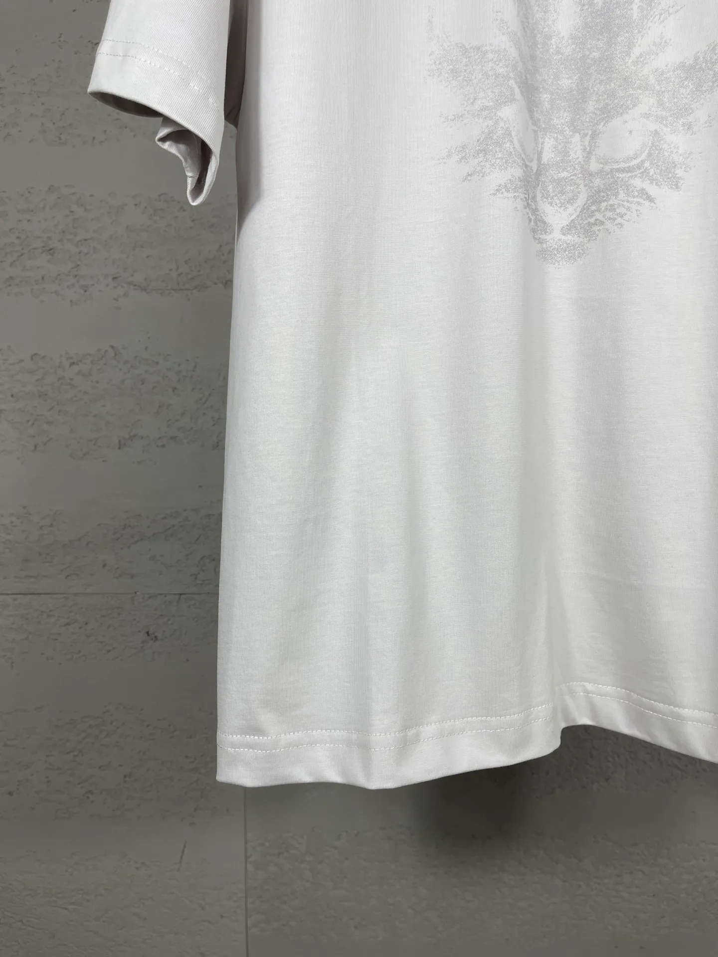 🅿️180 Attention‼ ️Female version. Actual pictures [top version. official website quality] BALENCI*GA/25 new model. Washed and distressed short-sleeved T-shirt with direct spray printing on the front # SS25 latest style. Research and development at the first time, different market currencies. Comparisons welcome. The fabric is made of Paris ZP custom-woven and dyed cotton double yarn. Weighing 260 grams, the cloth surface is clean. The cloth pattern is clear, soft and comfortable. The threads are dyed with no color difference. Printing adopts computer direct printing. Garments are washed and aged. Jubie market currency. Welcome to compare. The version adopts the medium version. Women's version Code: BL253732 Color: Washed black, gray and white Size: XS S M L