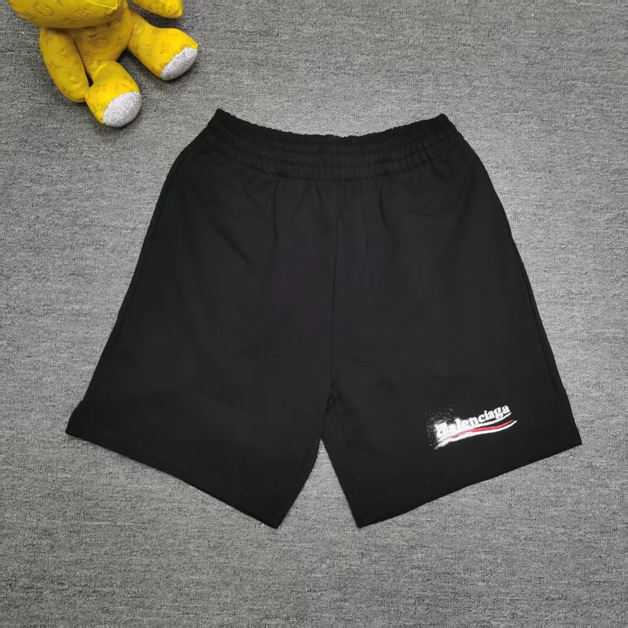 The top tried and tested version of BALENCIAGA Paris' new Coke graffiti letter shorts. The os version is really charming. Balenciaga is also really unique. Every new season's version is to the extreme. It is very practical and can be worn casually. Nice✔️ - ⚠️100% cotton. Made of custom-dyed terry cotton sweatshirt surface, 420g double-ply double yarn, comfortable to the touch. Made of imported knitting needle carded cotton, the thickness is moderate, drapey and contoured, making the upper body comfortable! ! It is very tolerant to fat body types and can instantly lose five pounds after wearing it!  The artistic arrangement of English letters on the front panel # Simple Elements greatly increases the interest of the clothing; it has a unique visual effect.  Pants hem Loose closing Double-layer fabric Good closing effect Exquisite hemming Color: Black White Size: XS-S-M-L P: 290