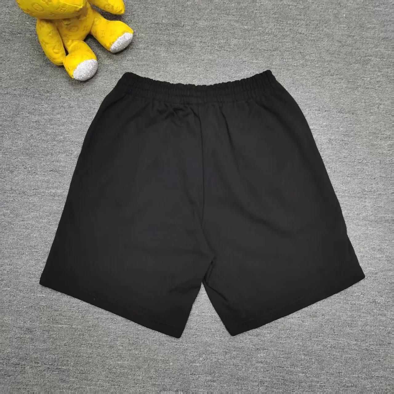 The top tried and tested version of BALENCIAGA Paris' new Coke graffiti letter shorts. The os version is really charming. Balenciaga is also really unique. Every new season's version is to the extreme. It is very practical and can be worn casually. Nice✔️ - ⚠️100% cotton. Made of custom-dyed terry cotton sweatshirt surface, 420g double-ply double yarn, comfortable to the touch. Made of imported knitting needle carded cotton, the thickness is moderate, drapey and contoured, making the upper body comfortable! ! It is very tolerant to fat body types and can instantly lose five pounds after wearing it!  The artistic arrangement of English letters on the front panel # Simple Elements greatly increases the interest of the clothing; it has a unique visual effect.  Pants hem Loose closing Double-layer fabric Good closing effect Exquisite hemming Color: Black White Size: XS-S-M-L P: 290