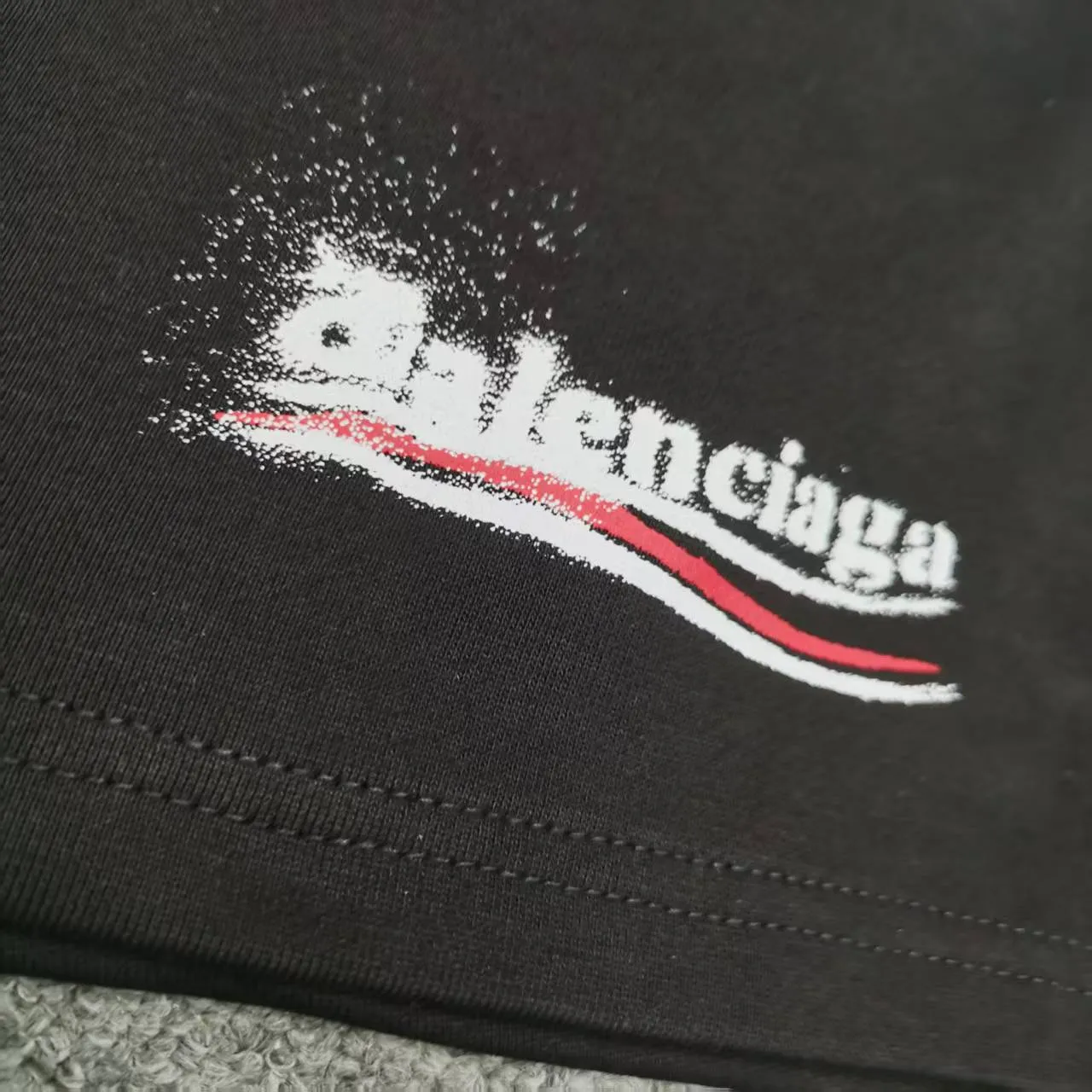 The top tried and tested version of BALENCIAGA Paris' new Coke graffiti letter shorts. The os version is really charming. Balenciaga is also really unique. Every new season's version is to the extreme. It is very practical and can be worn casually. Nice✔️ - ⚠️100% cotton. Made of custom-dyed terry cotton sweatshirt surface, 420g double-ply double yarn, comfortable to the touch. Made of imported knitting needle carded cotton, the thickness is moderate, drapey and contoured, making the upper body comfortable! ! It is very tolerant to fat body types and can instantly lose five pounds after wearing it!  The artistic arrangement of English letters on the front panel # Simple Elements greatly increases the interest of the clothing; it has a unique visual effect.  Pants hem Loose closing Double-layer fabric Good closing effect Exquisite hemming Color: Black White Size: XS-S-M-L P: 290
