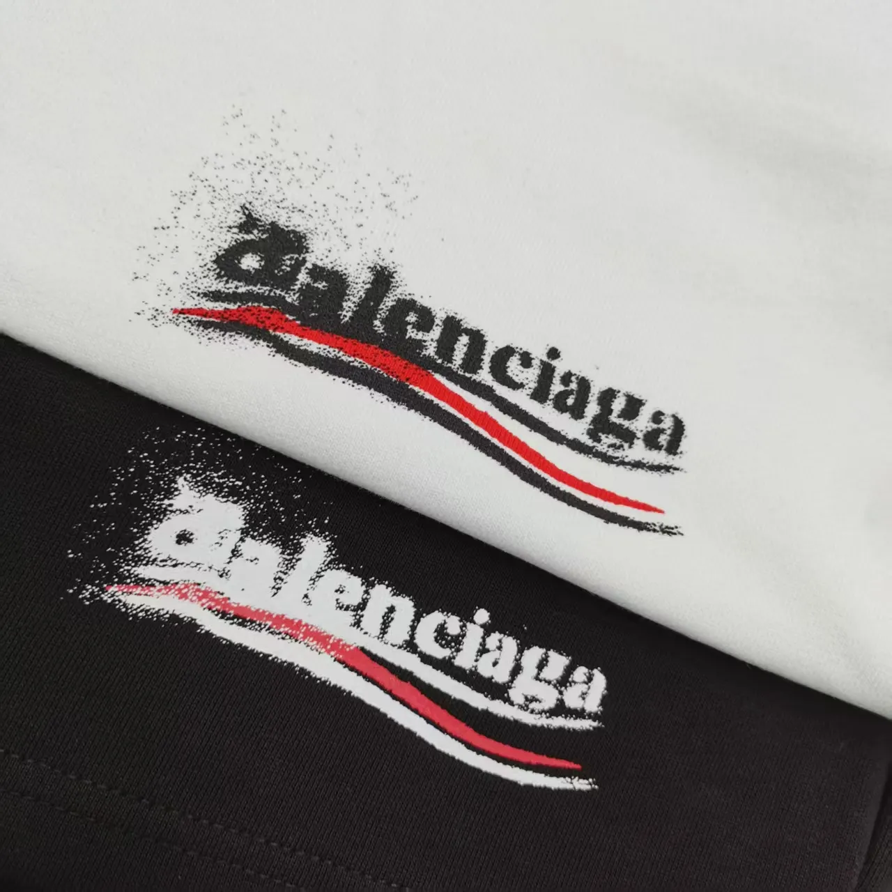 The top tried and tested version of BALENCIAGA Paris' new Coke graffiti letter shorts. The os version is really charming. Balenciaga is also really unique. Every new season's version is to the extreme. It is very practical and can be worn casually. Nice✔️ - ⚠️100% cotton. Made of custom-dyed terry cotton sweatshirt surface, 420g double-ply double yarn, comfortable to the touch. Made of imported knitting needle carded cotton, the thickness is moderate, drapey and contoured, making the upper body comfortable! ! It is very tolerant to fat body types and can instantly lose five pounds after wearing it!  The artistic arrangement of English letters on the front panel # Simple Elements greatly increases the interest of the clothing; it has a unique visual effect.  Pants hem Loose closing Double-layer fabric Good closing effect Exquisite hemming Color: Black White Size: XS-S-M-L P: 290