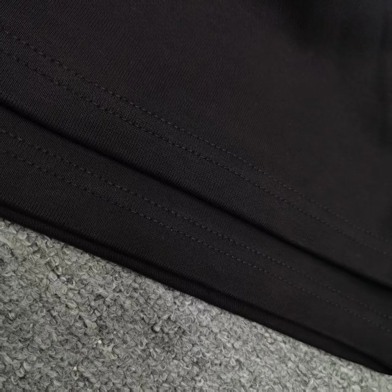 The top tried and tested version of BALENCIAGA Paris' new Coke graffiti letter shorts. The os version is really charming. Balenciaga is also really unique. Every new season's version is to the extreme. It is very practical and can be worn casually. Nice✔️ - ⚠️100% cotton. Made of custom-dyed terry cotton sweatshirt surface, 420g double-ply double yarn, comfortable to the touch. Made of imported knitting needle carded cotton, the thickness is moderate, drapey and contoured, making the upper body comfortable! ! It is very tolerant to fat body types and can instantly lose five pounds after wearing it!  The artistic arrangement of English letters on the front panel # Simple Elements greatly increases the interest of the clothing; it has a unique visual effect.  Pants hem Loose closing Double-layer fabric Good closing effect Exquisite hemming Color: Black White Size: XS-S-M-L P: 290