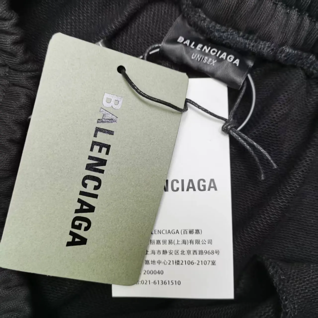 The top tried and tested version of BALENCIAGA Paris' new Coke graffiti letter shorts. The os version is really charming. Balenciaga is also really unique. Every new season's version is to the extreme. It is very practical and can be worn casually. Nice✔️ - ⚠️100% cotton. Made of custom-dyed terry cotton sweatshirt surface, 420g double-ply double yarn, comfortable to the touch. Made of imported knitting needle carded cotton, the thickness is moderate, drapey and contoured, making the upper body comfortable! ! It is very tolerant to fat body types and can instantly lose five pounds after wearing it!  The artistic arrangement of English letters on the front panel # Simple Elements greatly increases the interest of the clothing; it has a unique visual effect.  Pants hem Loose closing Double-layer fabric Good closing effect Exquisite hemming Color: Black White Size: XS-S-M-L P: 290