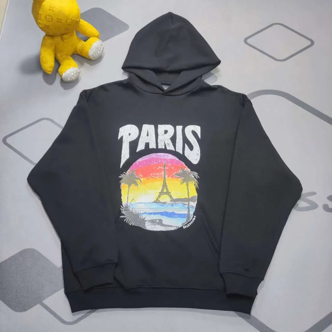 Top version Balenciaga Hawaiian limited print hooded sweatshirt ✅No.1 quality in this market Real ceiling quality ✅All original development pays attention to details to avoid stolen pictures mixed with merchants ✅Correct 450g custom-woven and dyed 100% cotton double yarn compact cotton fabric ✅Imported Kangli direct-injection printing color ZP consistent ✅Letter tearing process clear and firm without hand feel ✅Ready-made garments washed and distressed Super heavy craftsmanship Good color fastness ZP consistent Here explain why I am a little more expensive than others. 1. It seems to be simple printing or embroidery, but in fact it is not simple at all. 10000% imported machine restoration is not just a lip service. You are welcome to compare with peers. 2. Each model is produced by the company, and the details of the workmanship and fabrics are consistent with the original ones. It is guaranteed to have no color difference with the counters. Reproduction is not scary. Whoever is fake will be embarrassed. It’s not shameful to make a replica, it’s shameful if you can’t buy the correct version if you make a replica.  3. Note that the threaded collars are all original collars of certain countries and regions, with high wrapping. The width of the neckline and cabinets are accurate to the millimeter. Thick necklines are not easy to deform. The collars of high-end products are all restored cabinets. They are different from the big collars in the world. Ordinary garbage short-sleeves are printed with a print. The clavicle of the upper body is exposed. Please be patient. Customers who have bought genuine products or have seen genuine products will come back to place orders again. This is quality. This is quality. 4. Different styles of washed wheat main wheat, including imported wheat, have different colors and codes. Really restore the counter. As we all know, Balenciaga's collar labels in each quarter have different English or different colors. This distinguishes fast food from the world's same-colored main wheat washed wheat. 5. Pay attention to the workmanship. The stitching at the neckline has no folds, smooth and natural without overlapping lines, and truly restores this. This is something that many people cannot do. 6. The fabric is made of 450g Paris-specific double yarn. No one can make better fabrics than my family. There's really no way to compare it with the ordinary version on the market. Respect it. It's genuine and costs thousands of dollars anyway. Don't go wrong with the quality of street stall products. 7. The workmanship is fully restored and the packaging is fully restored. The cost is huge. 8. I guarantee here that this is the highest quality you can find. P: 490 Size: XS-S-M-L (The correct version is very large)