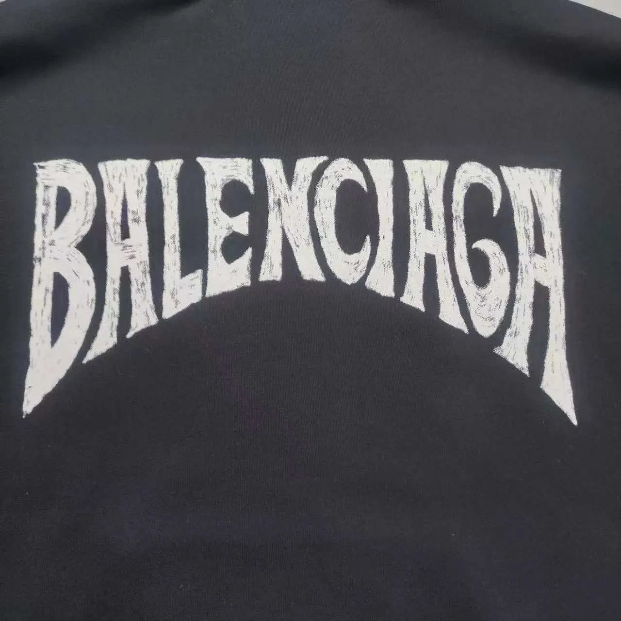 Top version Balenciaga Hawaiian limited print hooded sweatshirt ✅No.1 quality in this market Real ceiling quality ✅All original development pays attention to details to avoid stolen pictures mixed with merchants ✅Correct 450g custom-woven and dyed 100% cotton double yarn compact cotton fabric ✅Imported Kangli direct-injection printing color ZP consistent ✅Letter tearing process clear and firm without hand feel ✅Ready-made garments washed and distressed Super heavy craftsmanship Good color fastness ZP consistent Here explain why I am a little more expensive than others. 1. It seems to be simple printing or embroidery, but in fact it is not simple at all. 10000% imported machine restoration is not just a lip service. You are welcome to compare with peers. 2. Each model is produced by the company, and the details of the workmanship and fabrics are consistent with the original ones. It is guaranteed to have no color difference with the counters. Reproduction is not scary. Whoever is fake will be embarrassed. It’s not shameful to make a replica, it’s shameful if you can’t buy the correct version if you make a replica.  3. Note that the threaded collars are all original collars of certain countries and regions, with high wrapping. The width of the neckline and cabinets are accurate to the millimeter. Thick necklines are not easy to deform. The collars of high-end products are all restored cabinets. They are different from the big collars in the world. Ordinary garbage short-sleeves are printed with a print. The clavicle of the upper body is exposed. Please be patient. Customers who have bought genuine products or have seen genuine products will come back to place orders again. This is quality. This is quality. 4. Different styles of washed wheat main wheat, including imported wheat, have different colors and codes. Really restore the counter. As we all know, Balenciaga's collar labels in each quarter have different English or different colors. This distinguishes fast food from the world's same-colored main wheat washed wheat. 5. Pay attention to the workmanship. The stitching at the neckline has no folds, smooth and natural without overlapping lines, and truly restores this. This is something that many people cannot do. 6. The fabric is made of 450g Paris-specific double yarn. No one can make better fabrics than my family. There's really no way to compare it with the ordinary version on the market. Respect it. It's genuine and costs thousands of dollars anyway. Don't go wrong with the quality of street stall products. 7. The workmanship is fully restored and the packaging is fully restored. The cost is huge. 8. I guarantee here that this is the highest quality you can find. P: 490 Size: XS-S-M-L (The correct version is very large)