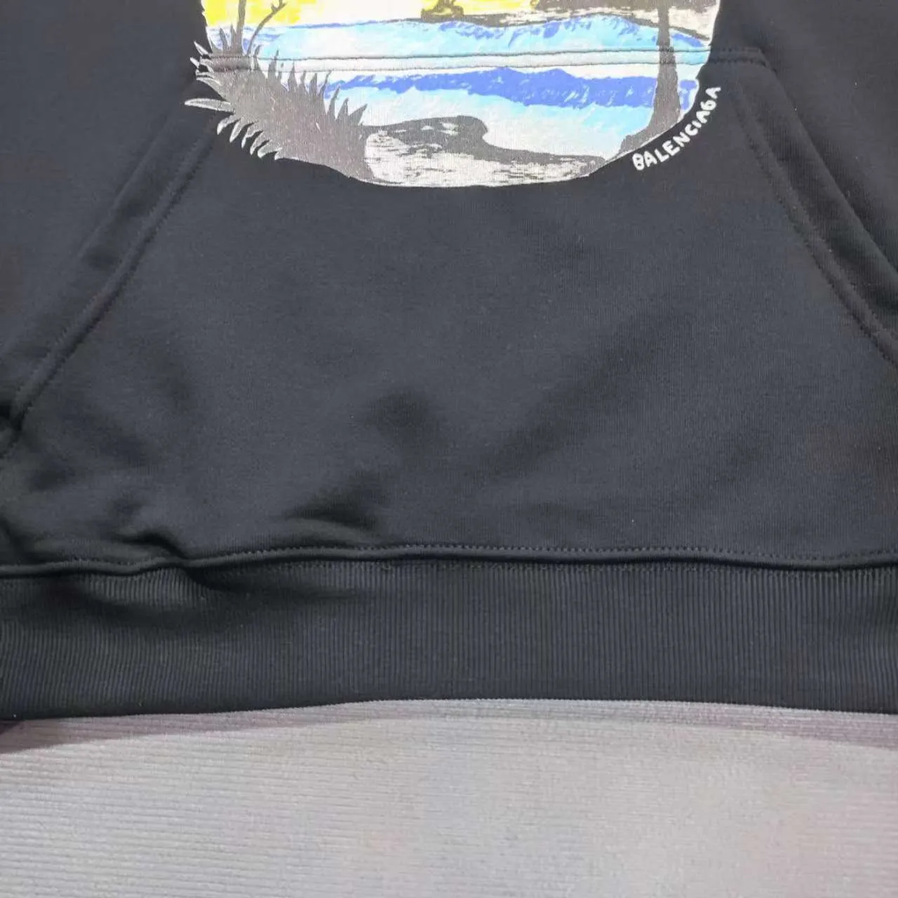 Top version Balenciaga Hawaiian limited print hooded sweatshirt ✅No.1 quality in this market Real ceiling quality ✅All original development pays attention to details to avoid stolen pictures mixed with merchants ✅Correct 450g custom-woven and dyed 100% cotton double yarn compact cotton fabric ✅Imported Kangli direct-injection printing color ZP consistent ✅Letter tearing process clear and firm without hand feel ✅Ready-made garments washed and distressed Super heavy craftsmanship Good color fastness ZP consistent Here explain why I am a little more expensive than others. 1. It seems to be simple printing or embroidery, but in fact it is not simple at all. 10000% imported machine restoration is not just a lip service. You are welcome to compare with peers. 2. Each model is produced by the company, and the details of the workmanship and fabrics are consistent with the original ones. It is guaranteed to have no color difference with the counters. Reproduction is not scary. Whoever is fake will be embarrassed. It’s not shameful to make a replica, it’s shameful if you can’t buy the correct version if you make a replica.  3. Note that the threaded collars are all original collars of certain countries and regions, with high wrapping. The width of the neckline and cabinets are accurate to the millimeter. Thick necklines are not easy to deform. The collars of high-end products are all restored cabinets. They are different from the big collars in the world. Ordinary garbage short-sleeves are printed with a print. The clavicle of the upper body is exposed. Please be patient. Customers who have bought genuine products or have seen genuine products will come back to place orders again. This is quality. This is quality. 4. Different styles of washed wheat main wheat, including imported wheat, have different colors and codes. Really restore the counter. As we all know, Balenciaga's collar labels in each quarter have different English or different colors. This distinguishes fast food from the world's same-colored main wheat washed wheat. 5. Pay attention to the workmanship. The stitching at the neckline has no folds, smooth and natural without overlapping lines, and truly restores this. This is something that many people cannot do. 6. The fabric is made of 450g Paris-specific double yarn. No one can make better fabrics than my family. There's really no way to compare it with the ordinary version on the market. Respect it. It's genuine and costs thousands of dollars anyway. Don't go wrong with the quality of street stall products. 7. The workmanship is fully restored and the packaging is fully restored. The cost is huge. 8. I guarantee here that this is the highest quality you can find. P: 490 Size: XS-S-M-L (The correct version is very large)
