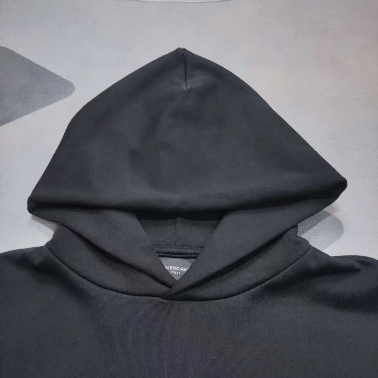 Top version Balenciaga Hawaiian limited print hooded sweatshirt ✅No.1 quality in this market Real ceiling quality ✅All original development pays attention to details to avoid stolen pictures mixed with merchants ✅Correct 450g custom-woven and dyed 100% cotton double yarn compact cotton fabric ✅Imported Kangli direct-injection printing color ZP consistent ✅Letter tearing process clear and firm without hand feel ✅Ready-made garments washed and distressed Super heavy craftsmanship Good color fastness ZP consistent Here explain why I am a little more expensive than others. 1. It seems to be simple printing or embroidery, but in fact it is not simple at all. 10000% imported machine restoration is not just a lip service. You are welcome to compare with peers. 2. Each model is produced by the company, and the details of the workmanship and fabrics are consistent with the original ones. It is guaranteed to have no color difference with the counters. Reproduction is not scary. Whoever is fake will be embarrassed. It’s not shameful to make a replica, it’s shameful if you can’t buy the correct version if you make a replica.  3. Note that the threaded collars are all original collars of certain countries and regions, with high wrapping. The width of the neckline and cabinets are accurate to the millimeter. Thick necklines are not easy to deform. The collars of high-end products are all restored cabinets. They are different from the big collars in the world. Ordinary garbage short-sleeves are printed with a print. The clavicle of the upper body is exposed. Please be patient. Customers who have bought genuine products or have seen genuine products will come back to place orders again. This is quality. This is quality. 4. Different styles of washed wheat main wheat, including imported wheat, have different colors and codes. Really restore the counter. As we all know, Balenciaga's collar labels in each quarter have different English or different colors. This distinguishes fast food from the world's same-colored main wheat washed wheat. 5. Pay attention to the workmanship. The stitching at the neckline has no folds, smooth and natural without overlapping lines, and truly restores this. This is something that many people cannot do. 6. The fabric is made of 450g Paris-specific double yarn. No one can make better fabrics than my family. There's really no way to compare it with the ordinary version on the market. Respect it. It's genuine and costs thousands of dollars anyway. Don't go wrong with the quality of street stall products. 7. The workmanship is fully restored and the packaging is fully restored. The cost is huge. 8. I guarantee here that this is the highest quality you can find. P: 490 Size: XS-S-M-L (The correct version is very large)