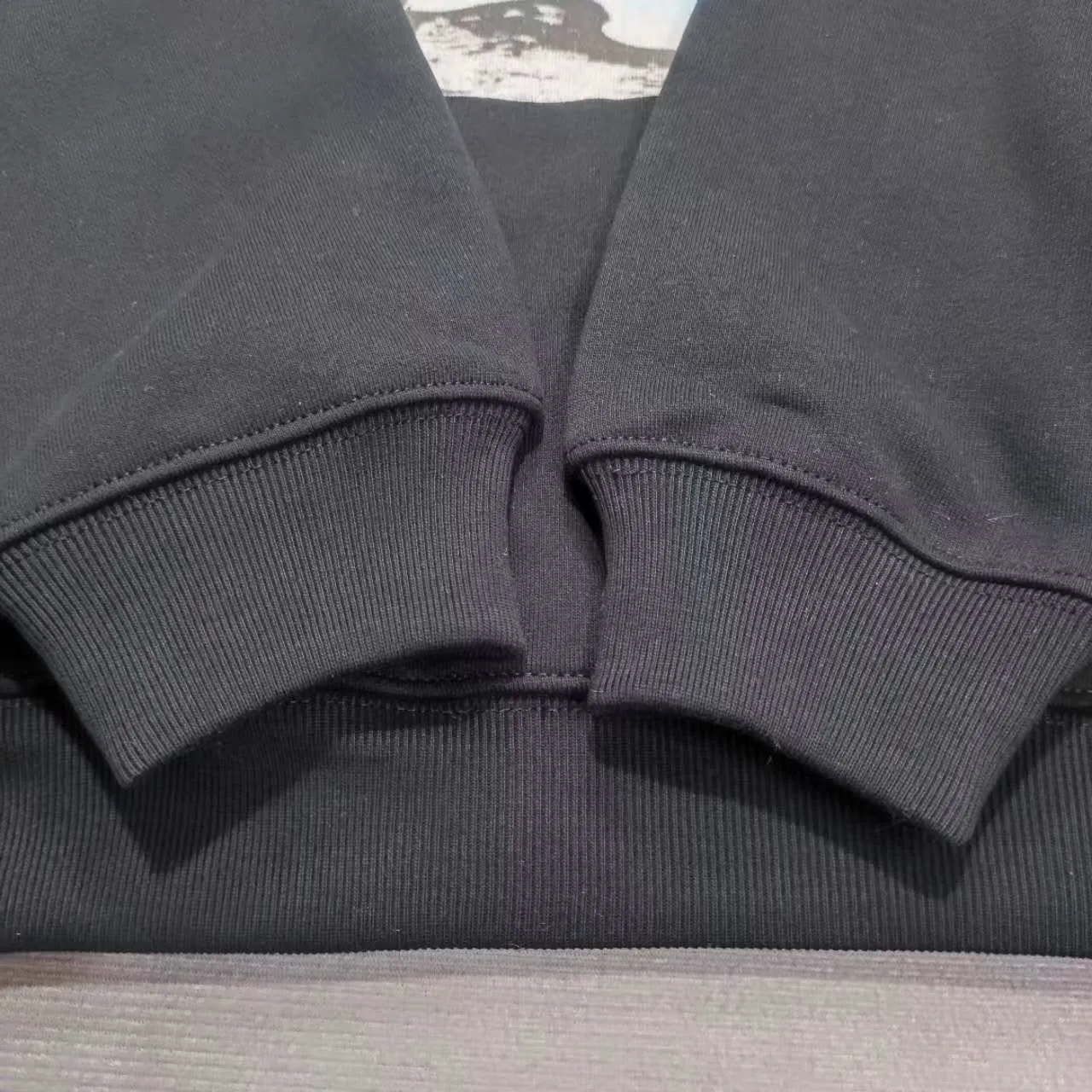 Top version Balenciaga Hawaiian limited print hooded sweatshirt ✅No.1 quality in this market Real ceiling quality ✅All original development pays attention to details to avoid stolen pictures mixed with merchants ✅Correct 450g custom-woven and dyed 100% cotton double yarn compact cotton fabric ✅Imported Kangli direct-injection printing color ZP consistent ✅Letter tearing process clear and firm without hand feel ✅Ready-made garments washed and distressed Super heavy craftsmanship Good color fastness ZP consistent Here explain why I am a little more expensive than others. 1. It seems to be simple printing or embroidery, but in fact it is not simple at all. 10000% imported machine restoration is not just a lip service. You are welcome to compare with peers. 2. Each model is produced by the company, and the details of the workmanship and fabrics are consistent with the original ones. It is guaranteed to have no color difference with the counters. Reproduction is not scary. Whoever is fake will be embarrassed. It’s not shameful to make a replica, it’s shameful if you can’t buy the correct version if you make a replica.  3. Note that the threaded collars are all original collars of certain countries and regions, with high wrapping. The width of the neckline and cabinets are accurate to the millimeter. Thick necklines are not easy to deform. The collars of high-end products are all restored cabinets. They are different from the big collars in the world. Ordinary garbage short-sleeves are printed with a print. The clavicle of the upper body is exposed. Please be patient. Customers who have bought genuine products or have seen genuine products will come back to place orders again. This is quality. This is quality. 4. Different styles of washed wheat main wheat, including imported wheat, have different colors and codes. Really restore the counter. As we all know, Balenciaga's collar labels in each quarter have different English or different colors. This distinguishes fast food from the world's same-colored main wheat washed wheat. 5. Pay attention to the workmanship. The stitching at the neckline has no folds, smooth and natural without overlapping lines, and truly restores this. This is something that many people cannot do. 6. The fabric is made of 450g Paris-specific double yarn. No one can make better fabrics than my family. There's really no way to compare it with the ordinary version on the market. Respect it. It's genuine and costs thousands of dollars anyway. Don't go wrong with the quality of street stall products. 7. The workmanship is fully restored and the packaging is fully restored. The cost is huge. 8. I guarantee here that this is the highest quality you can find. P: 490 Size: XS-S-M-L (The correct version is very large)