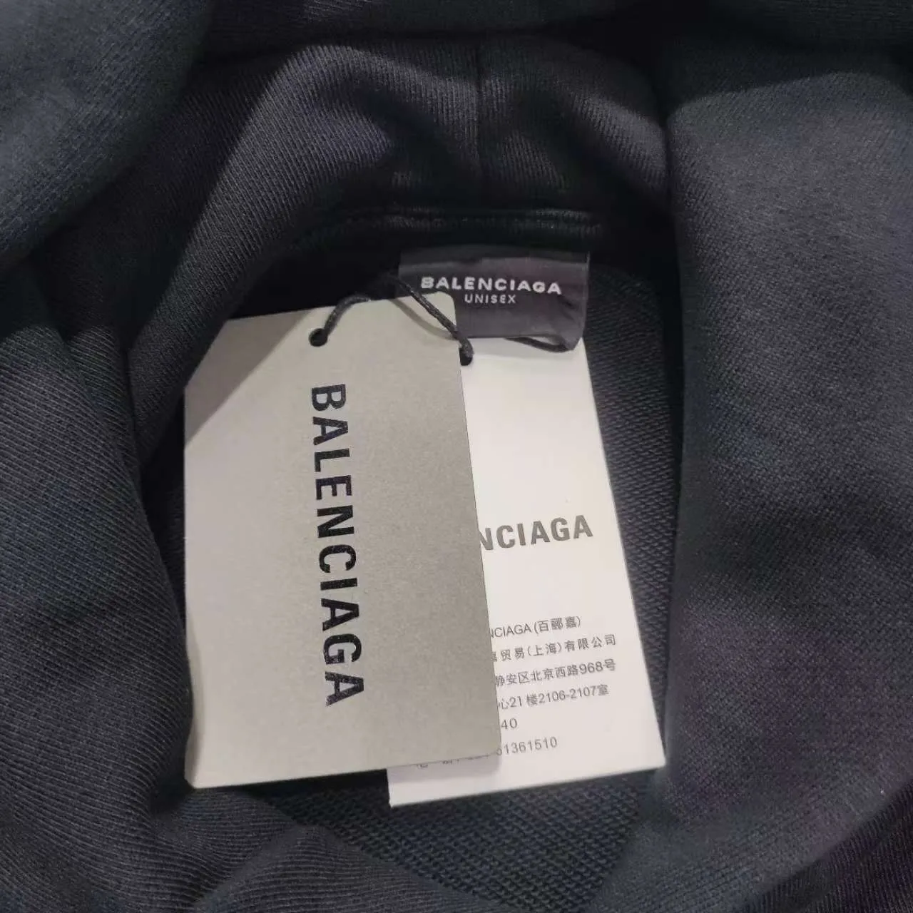 Top version Balenciaga Hawaiian limited print hooded sweatshirt ✅No.1 quality in this market Real ceiling quality ✅All original development pays attention to details to avoid stolen pictures mixed with merchants ✅Correct 450g custom-woven and dyed 100% cotton double yarn compact cotton fabric ✅Imported Kangli direct-injection printing color ZP consistent ✅Letter tearing process clear and firm without hand feel ✅Ready-made garments washed and distressed Super heavy craftsmanship Good color fastness ZP consistent Here explain why I am a little more expensive than others. 1. It seems to be simple printing or embroidery, but in fact it is not simple at all. 10000% imported machine restoration is not just a lip service. You are welcome to compare with peers. 2. Each model is produced by the company, and the details of the workmanship and fabrics are consistent with the original ones. It is guaranteed to have no color difference with the counters. Reproduction is not scary. Whoever is fake will be embarrassed. It’s not shameful to make a replica, it’s shameful if you can’t buy the correct version if you make a replica.  3. Note that the threaded collars are all original collars of certain countries and regions, with high wrapping. The width of the neckline and cabinets are accurate to the millimeter. Thick necklines are not easy to deform. The collars of high-end products are all restored cabinets. They are different from the big collars in the world. Ordinary garbage short-sleeves are printed with a print. The clavicle of the upper body is exposed. Please be patient. Customers who have bought genuine products or have seen genuine products will come back to place orders again. This is quality. This is quality. 4. Different styles of washed wheat main wheat, including imported wheat, have different colors and codes. Really restore the counter. As we all know, Balenciaga's collar labels in each quarter have different English or different colors. This distinguishes fast food from the world's same-colored main wheat washed wheat. 5. Pay attention to the workmanship. The stitching at the neckline has no folds, smooth and natural without overlapping lines, and truly restores this. This is something that many people cannot do. 6. The fabric is made of 450g Paris-specific double yarn. No one can make better fabrics than my family. There's really no way to compare it with the ordinary version on the market. Respect it. It's genuine and costs thousands of dollars anyway. Don't go wrong with the quality of street stall products. 7. The workmanship is fully restored and the packaging is fully restored. The cost is huge. 8. I guarantee here that this is the highest quality you can find. P: 490 Size: XS-S-M-L (The correct version is very large)