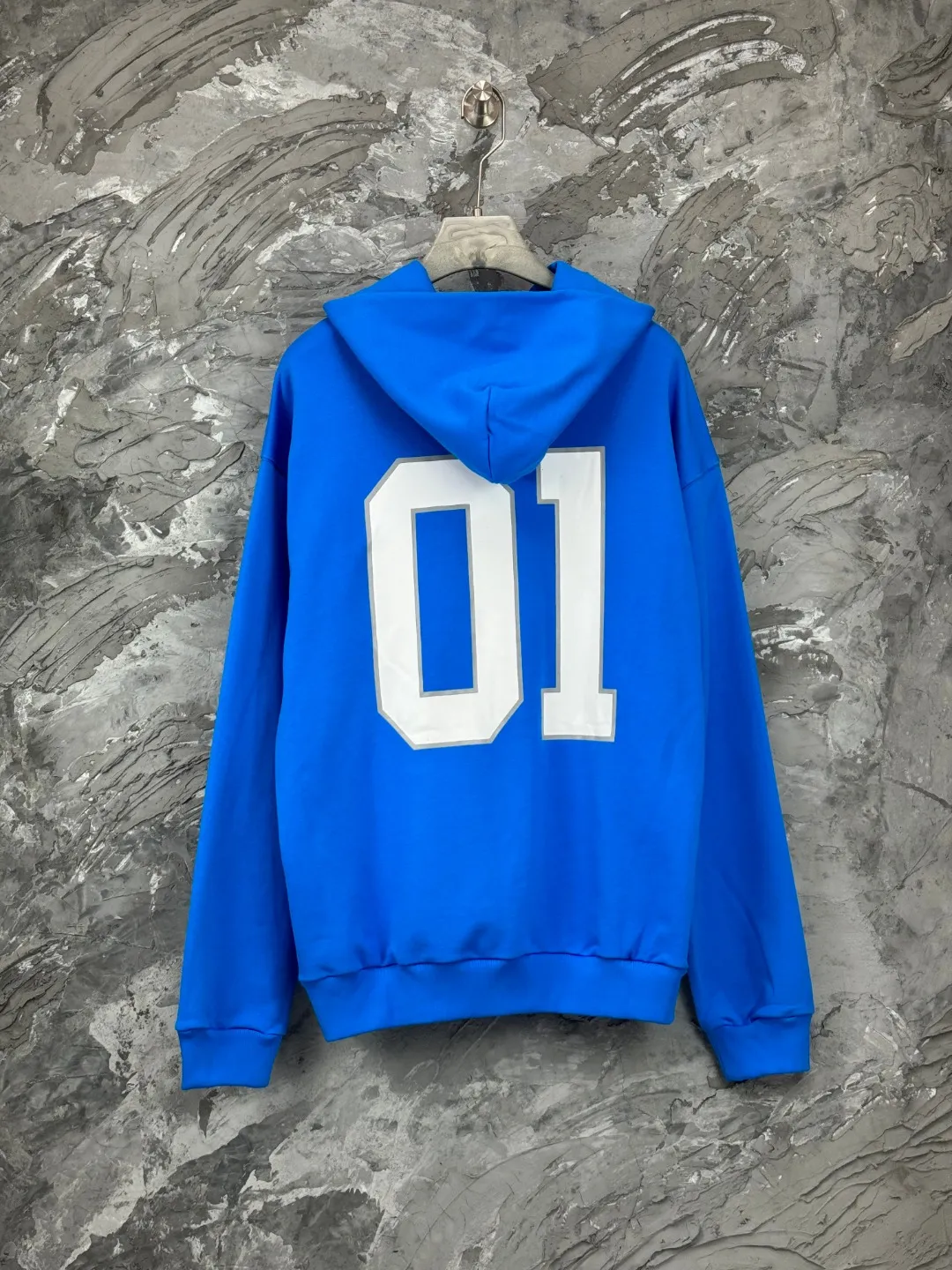 🅿️380 - BALENCI*GA Paris' latest embroidered printed hooded long-sleeved sweatshirt for basketball uniforms. The front embroidery is embroidered and printed with a Tajima computer embroidery machine. The car seal in the lower left corner. The back panel is printed with environmentally friendly glue. The effect is three-dimensional. Exclusively pattern-woven and dyed 460g fabric. Threads are dyed in the same cylinder with zero color difference. Brick cabinets are synchronized. Comparisons are welcome. Same style for men and women -Color: black, purple, orchid -SIZE: Xs S M L style number 8956#