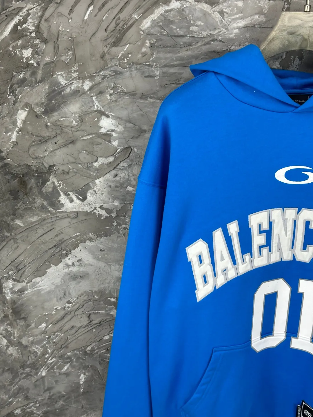 🅿️380 - BALENCI*GA Paris' latest embroidered printed hooded long-sleeved sweatshirt for basketball uniforms. The front embroidery is embroidered and printed with a Tajima computer embroidery machine. The car seal in the lower left corner. The back panel is printed with environmentally friendly glue. The effect is three-dimensional. Exclusively pattern-woven and dyed 460g fabric. Threads are dyed in the same cylinder with zero color difference. Brick cabinets are synchronized. Comparisons are welcome. Same style for men and women -Color: black, purple, orchid -SIZE: Xs S M L style number 8956#