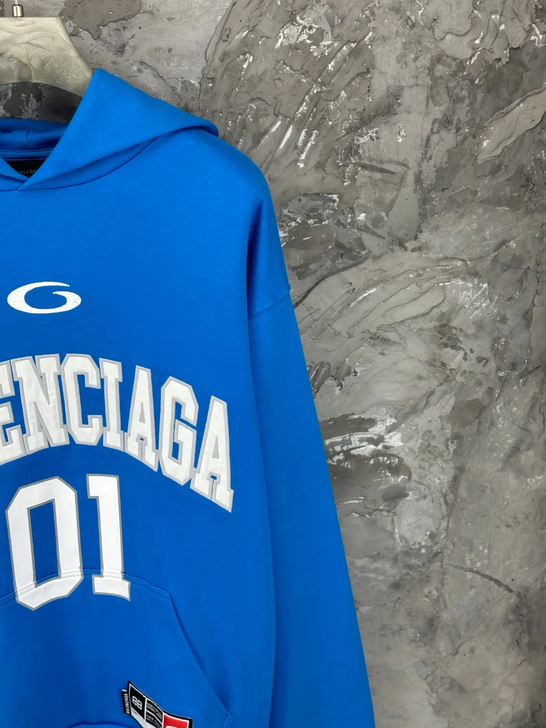 🅿️380 - BALENCI*GA Paris' latest embroidered printed hooded long-sleeved sweatshirt for basketball uniforms. The front embroidery is embroidered and printed with a Tajima computer embroidery machine. The car seal in the lower left corner. The back panel is printed with environmentally friendly glue. The effect is three-dimensional. Exclusively pattern-woven and dyed 460g fabric. Threads are dyed in the same cylinder with zero color difference. Brick cabinets are synchronized. Comparisons are welcome. Same style for men and women -Color: black, purple, orchid -SIZE: Xs S M L style number 8956#
